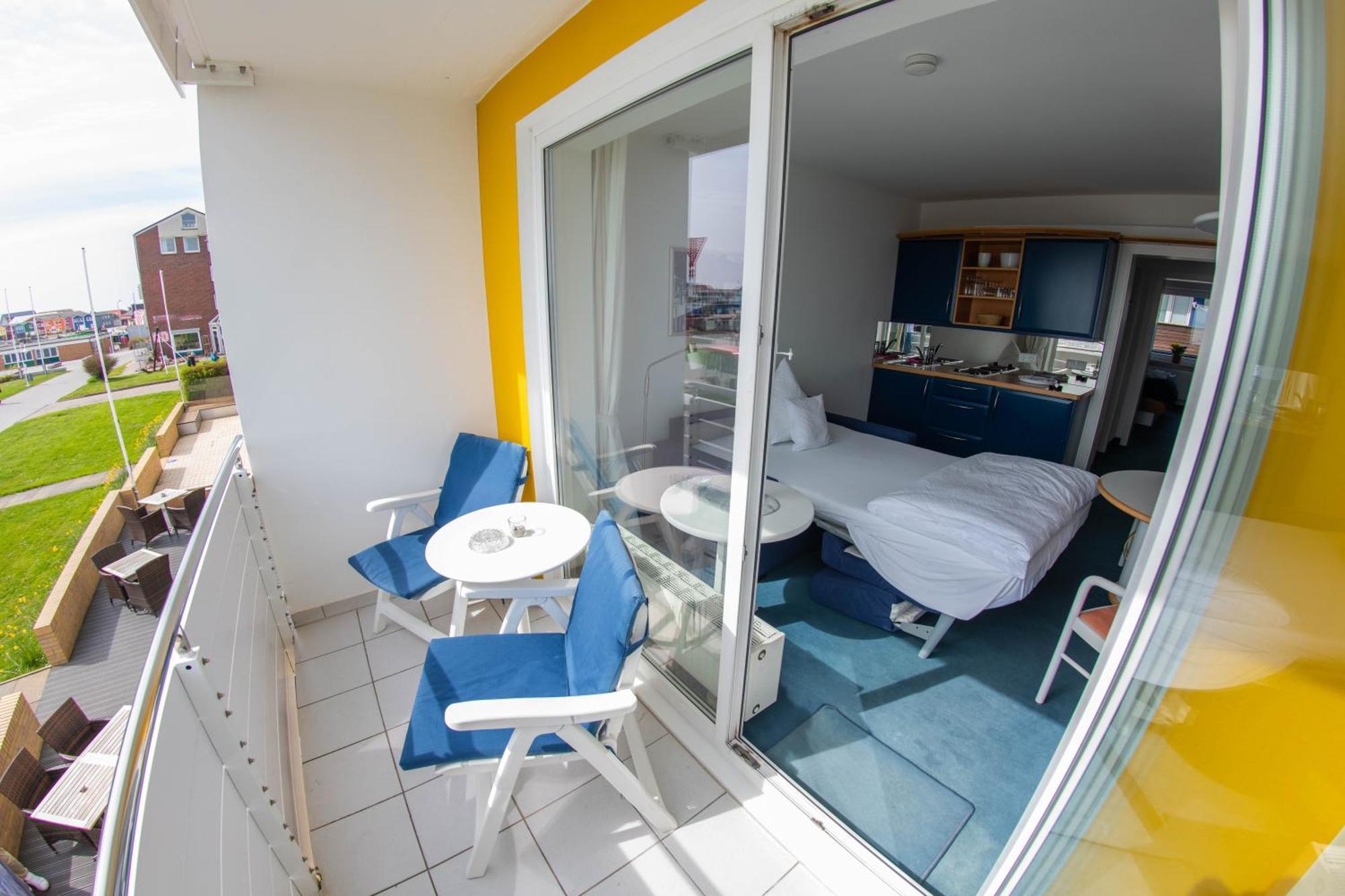 Small One-Bedroom Apartment with Balcony and Sea View,1588166658:JPEG