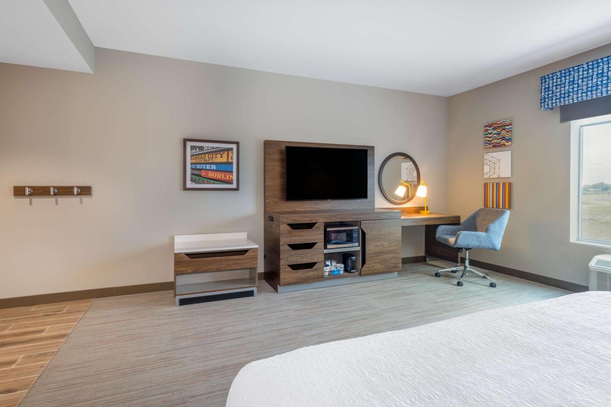 King Room with Bath Tub - Mobility and Hearing Access