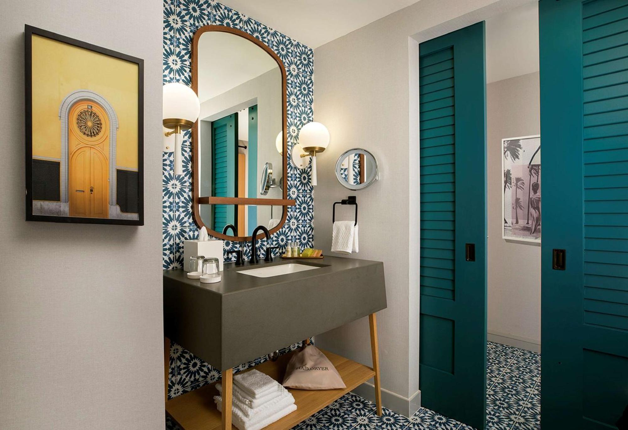 Queen Room with Roll-In Shower and Courtyard View - Mobility Accessible