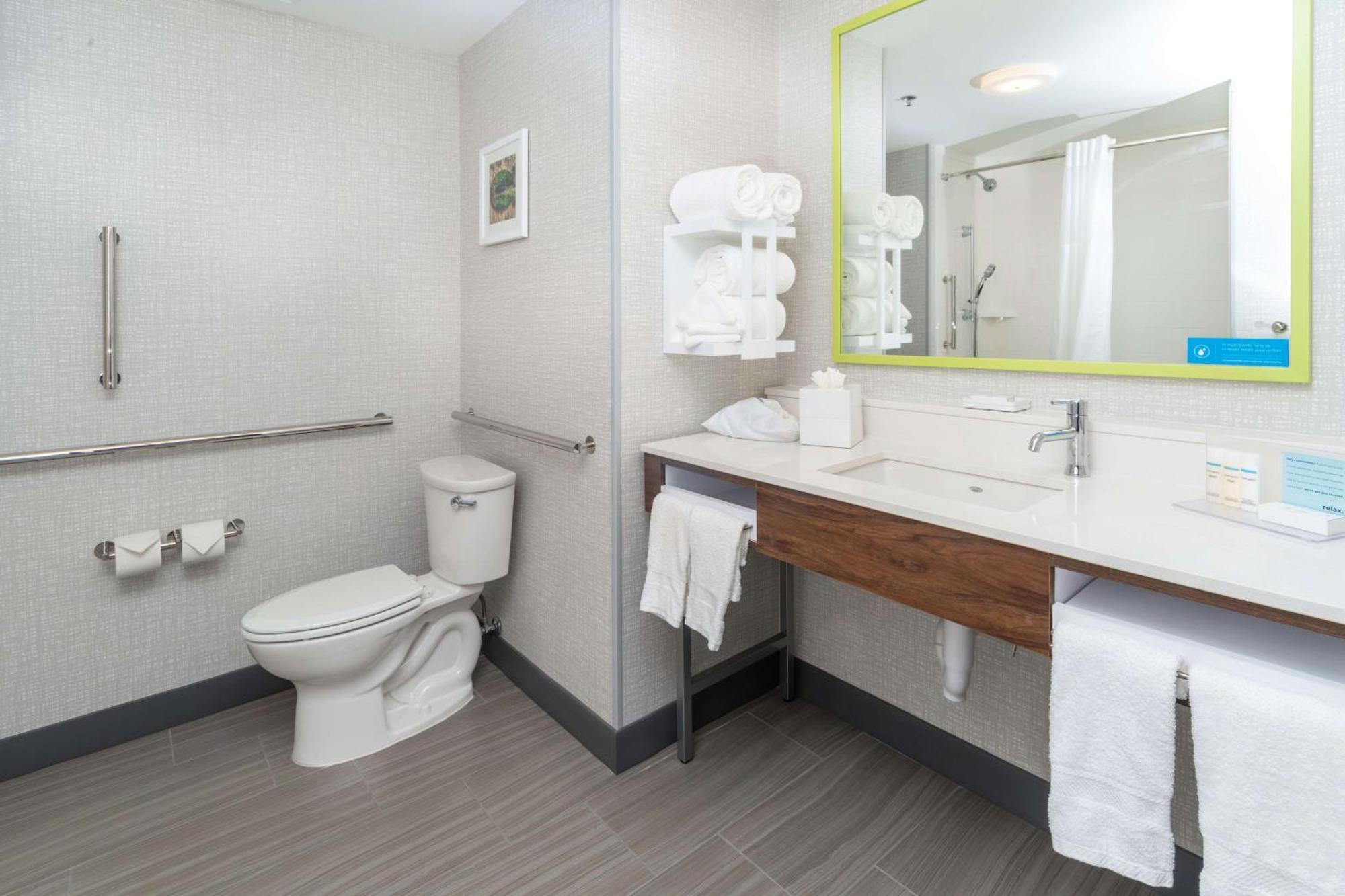 Queen Room with Bath Tub - Mobility Access/Non-Smoking
