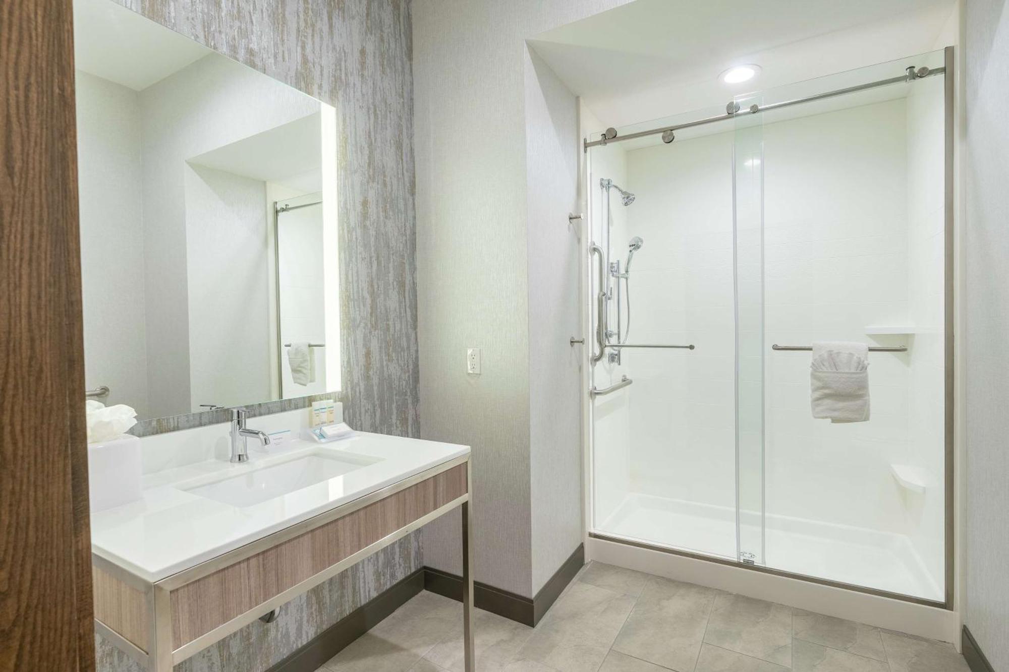 King Room with Transfer Shower - Mobility Access
