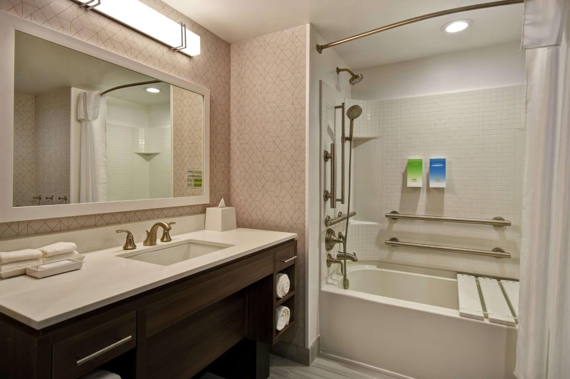 Queen Suite - Mobility Access/Non-Smoking