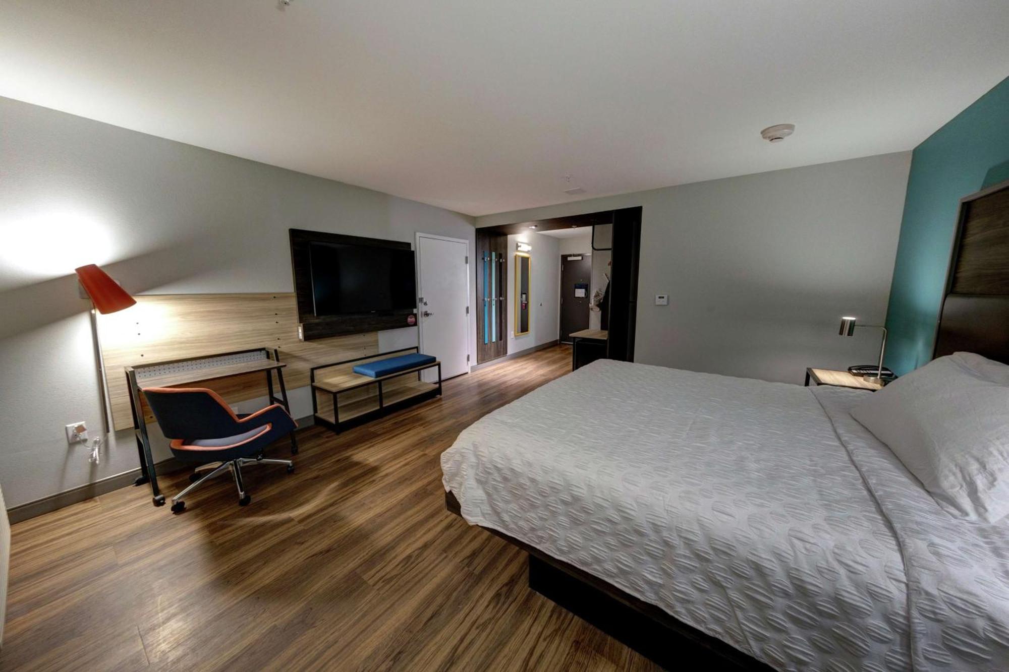 King Room with Roll-In Shower - Mobility Access