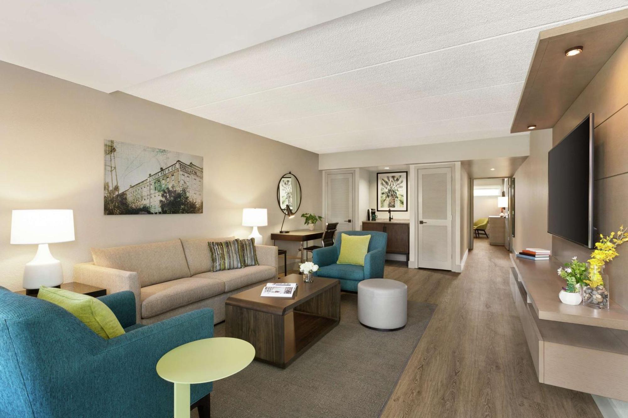 King Suite with Pool View,1557114379:JPEG