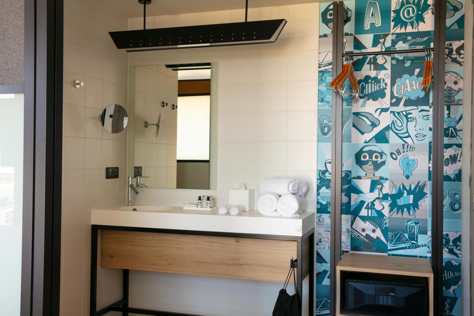 Habitación con cama extragrande.