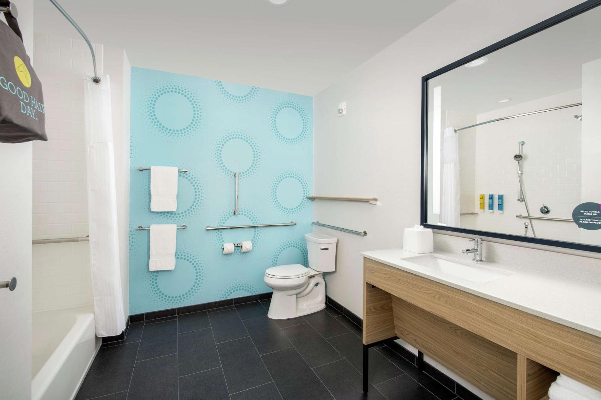 King Room Bath Tub Mobility Access,1557364480:JPEG