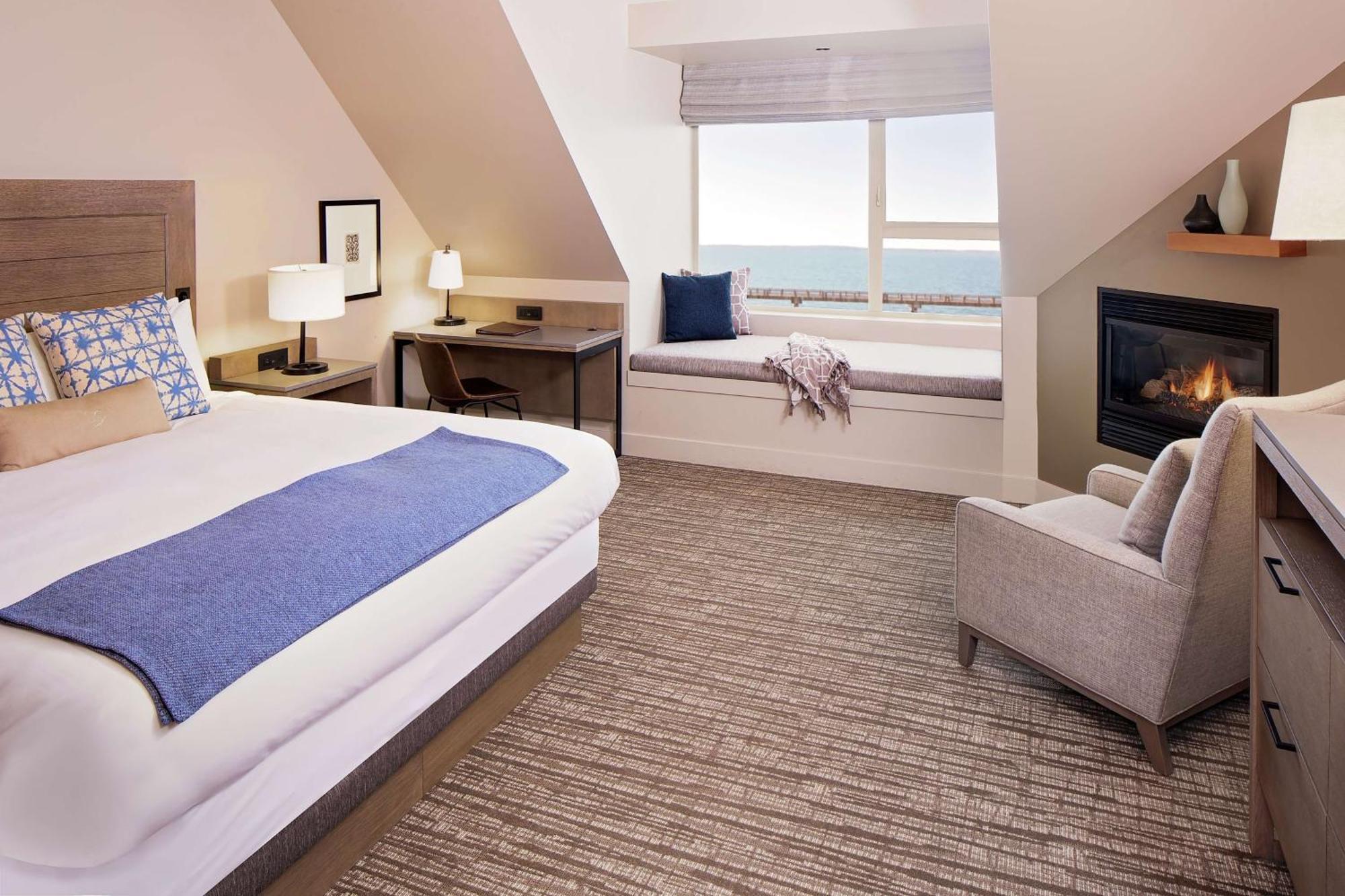 Deluxe King Room with Bay View