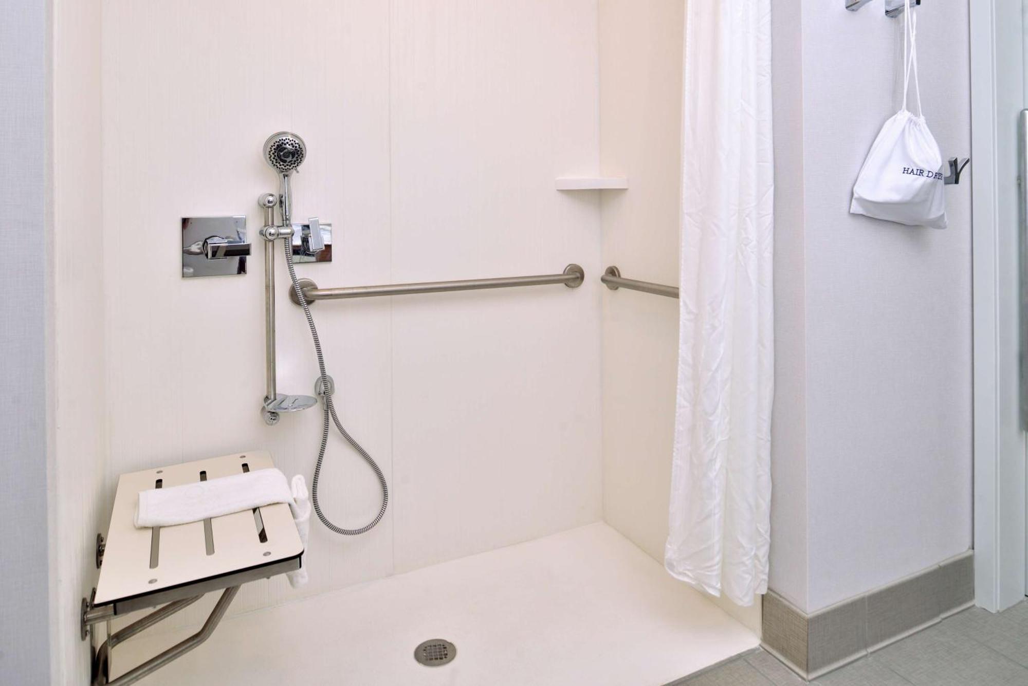 Zimmer mit Kingsize-Bett und rollstuhlgerechter Dusche – barrierefrei, für Hörgeschädigte geeignet, Nichtraucher