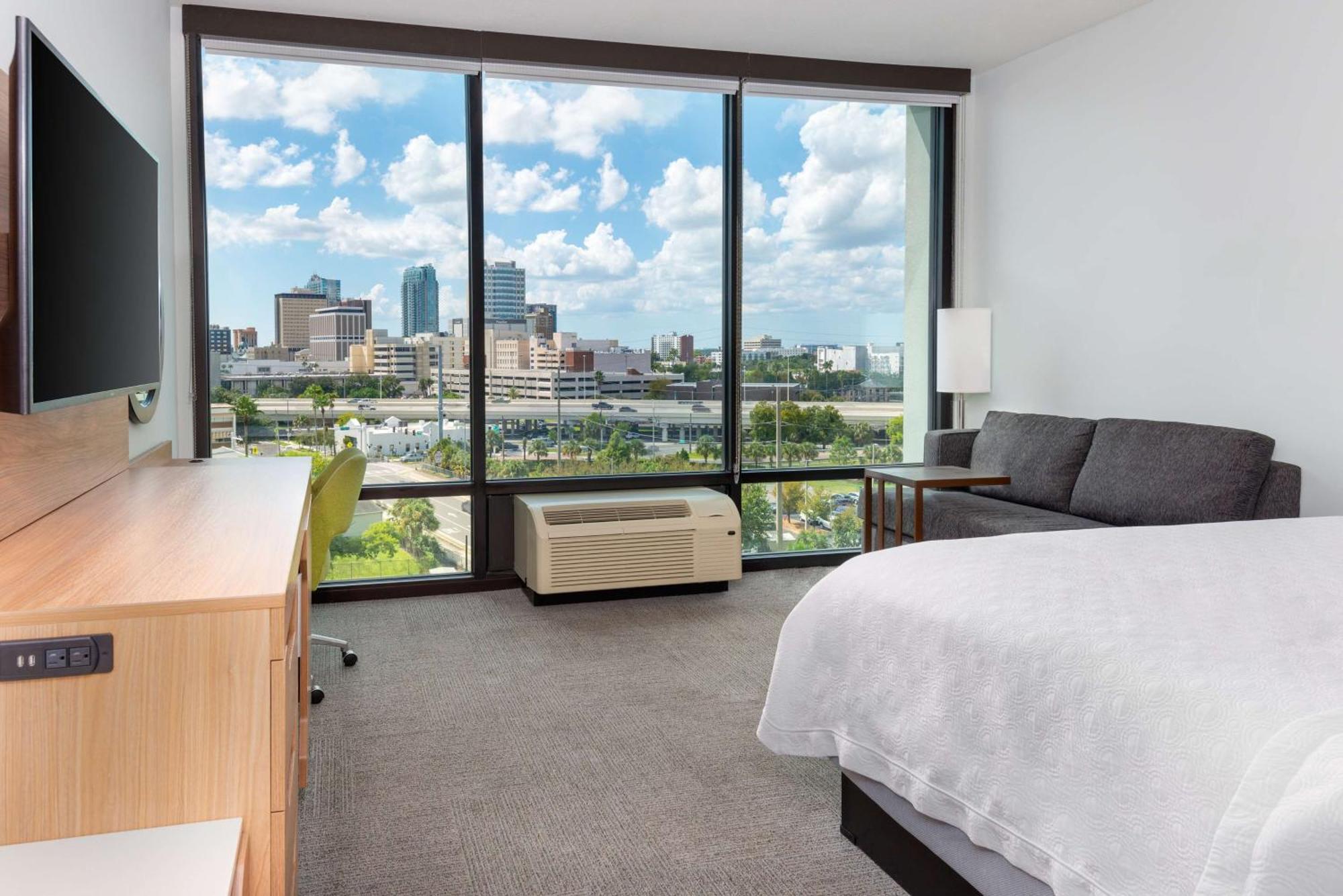 Zimmer mit Kingsize-Bett und Stadtblick