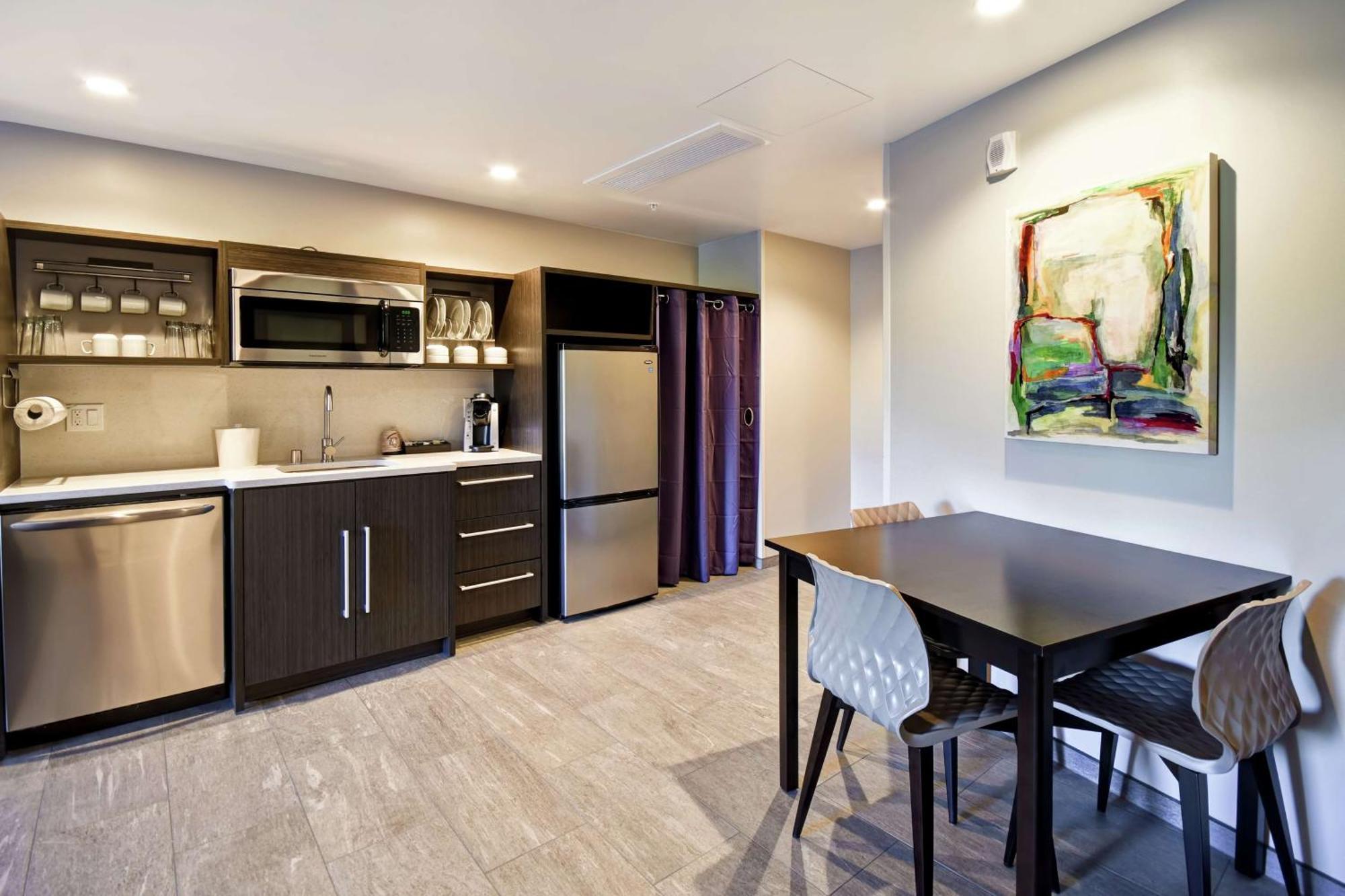King Suite with Lake View - Hearing Accessible