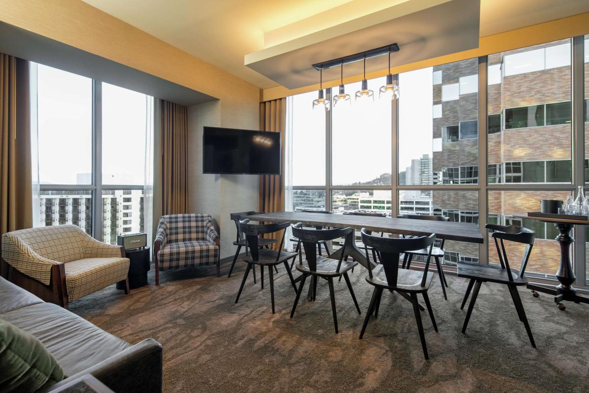 Deluxe King Suite City View,1557384640:JPEG