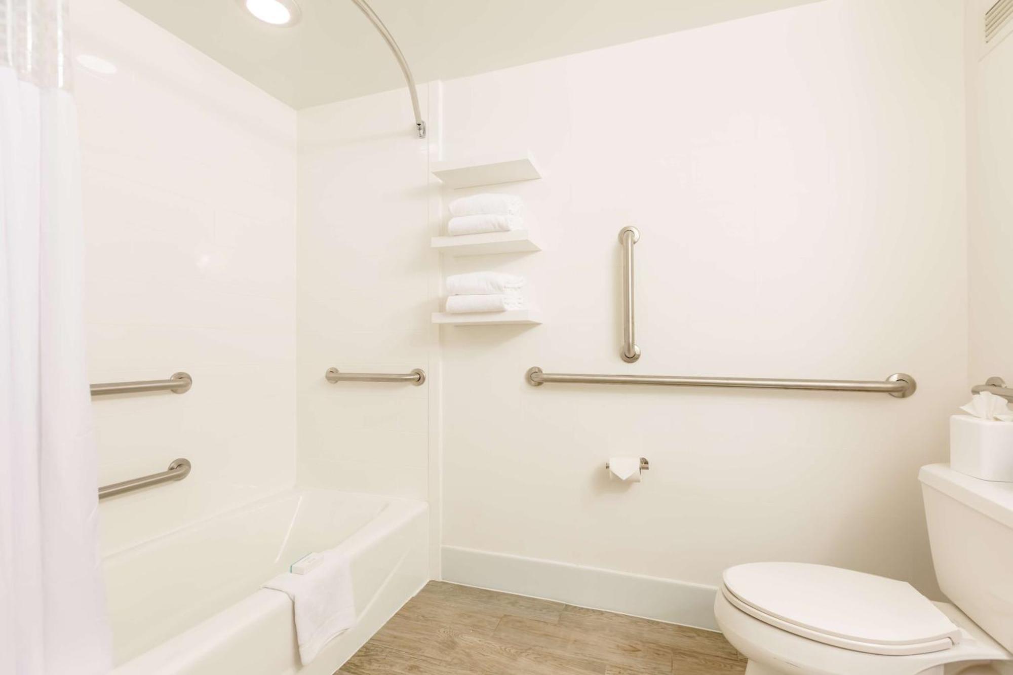 Queen Room with Bath Tub - Disability Access/Non-Smoking