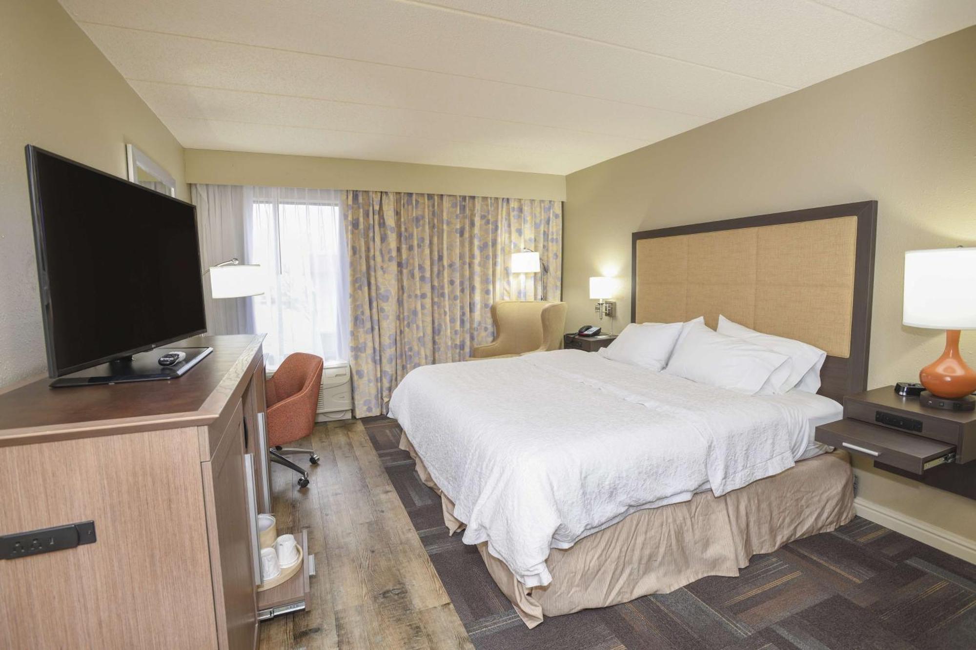 King Room with Accessible Tub - Mobility and Hearing Access/Non-Smoking