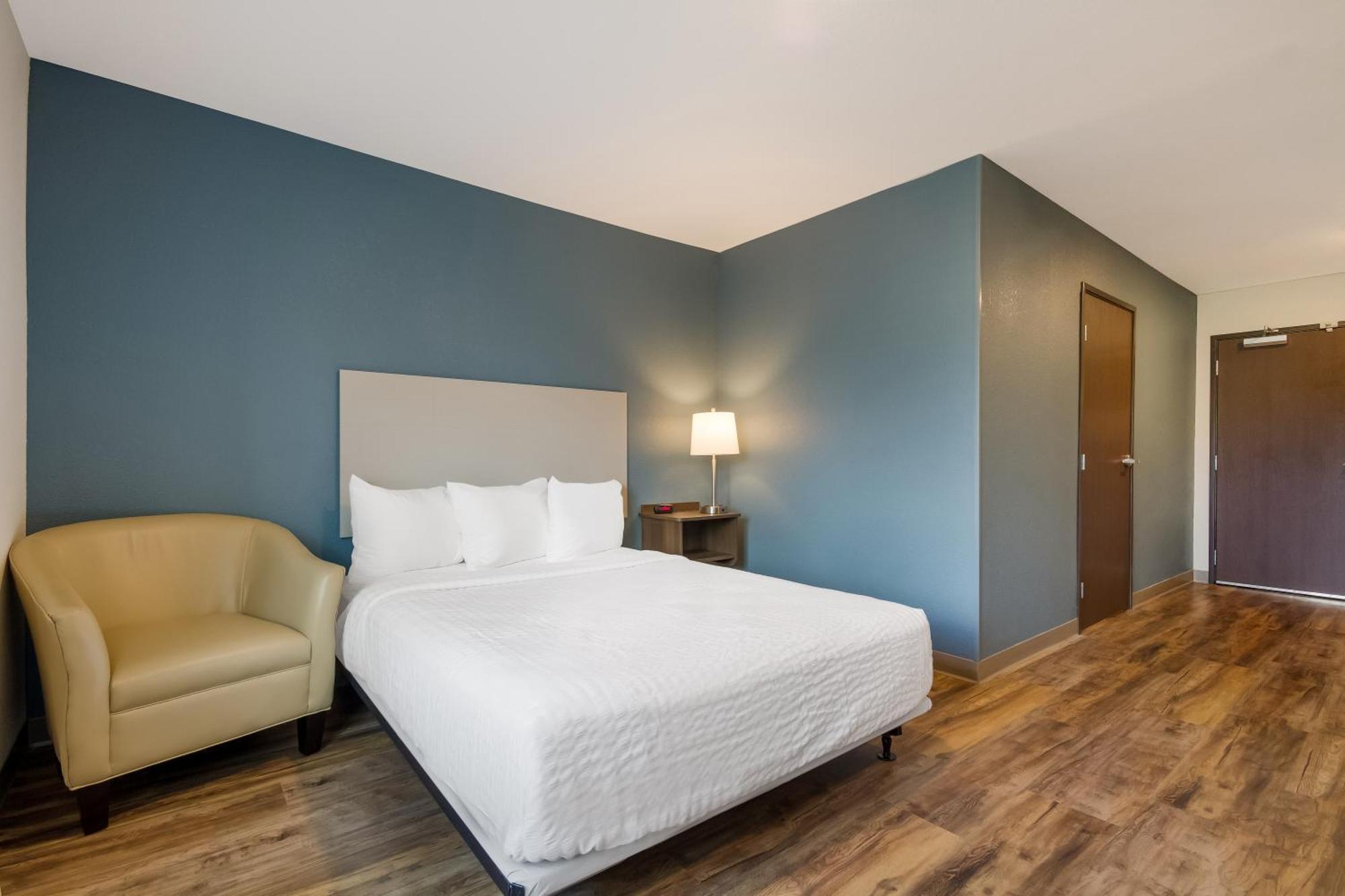 Queen Suite with Roll-In Shower - Disability Access/Non Smoking