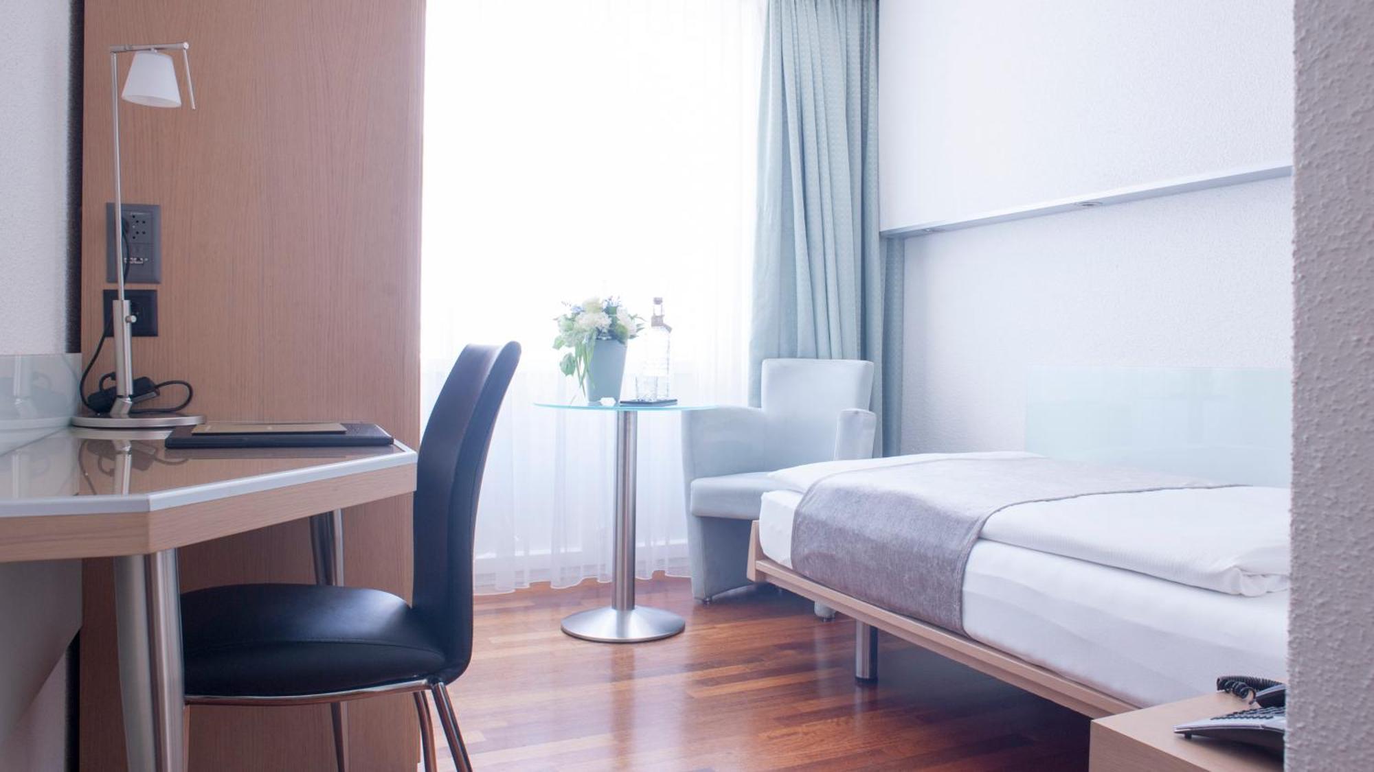 Small Single Room,1271338165:JPEG