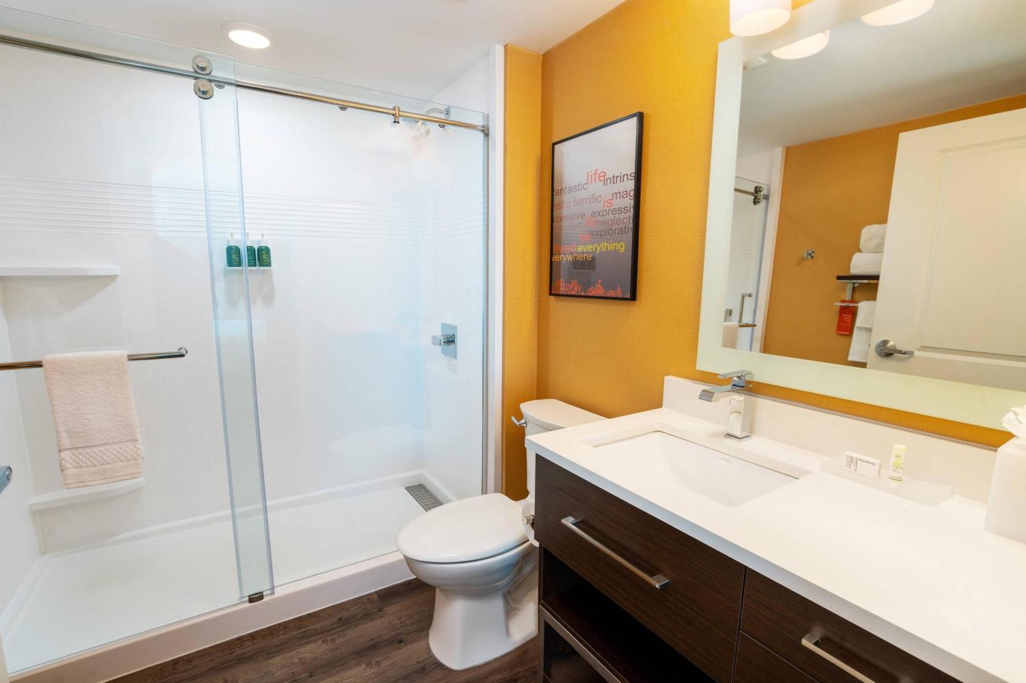 1 Bedroom Suite, 1 King, Corner room