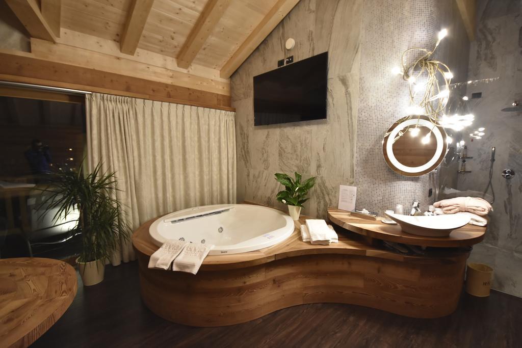 Luxury Suite with Spa Bath,157681236:JPEG