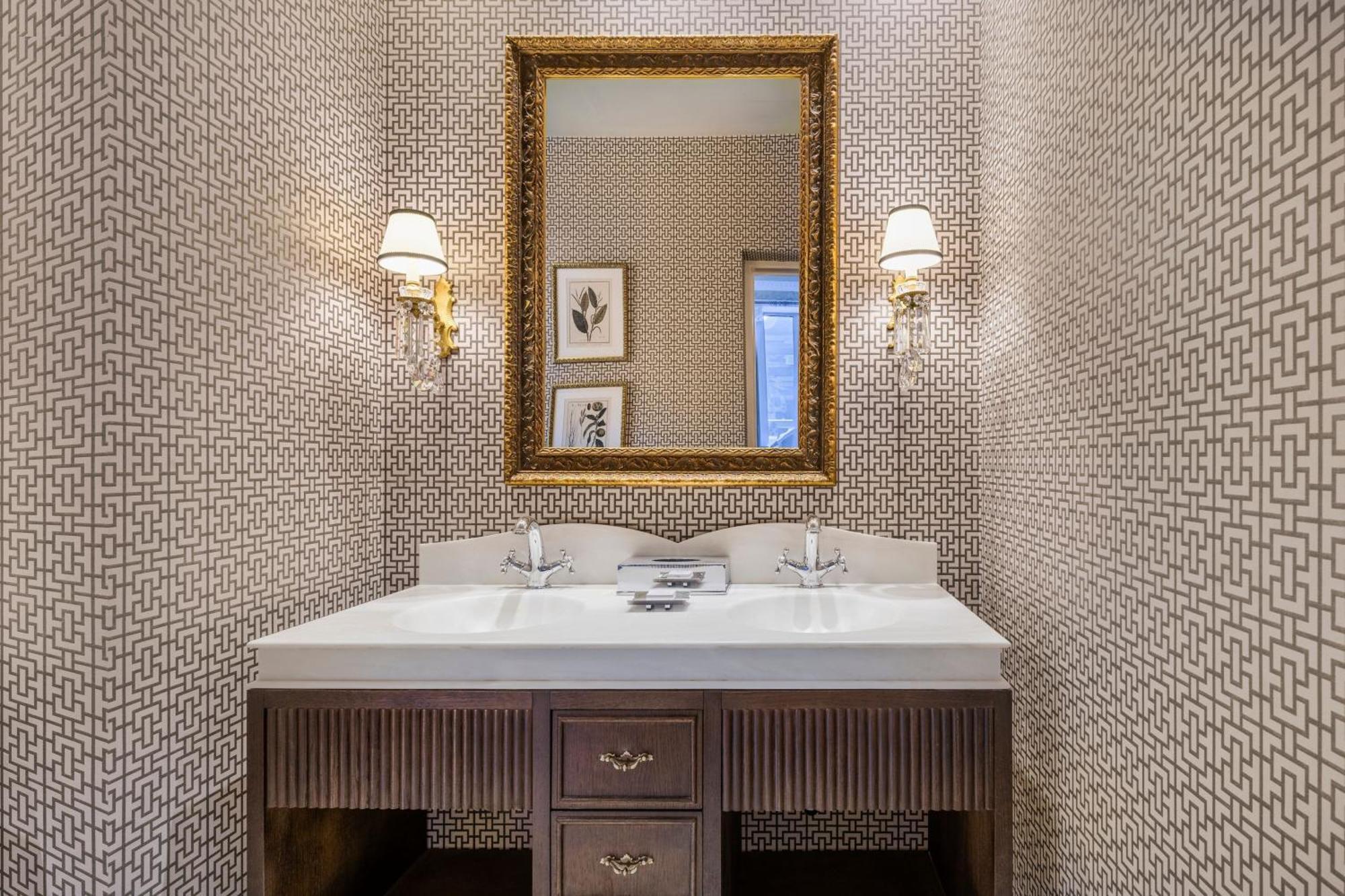 Corner King Suite with Park View