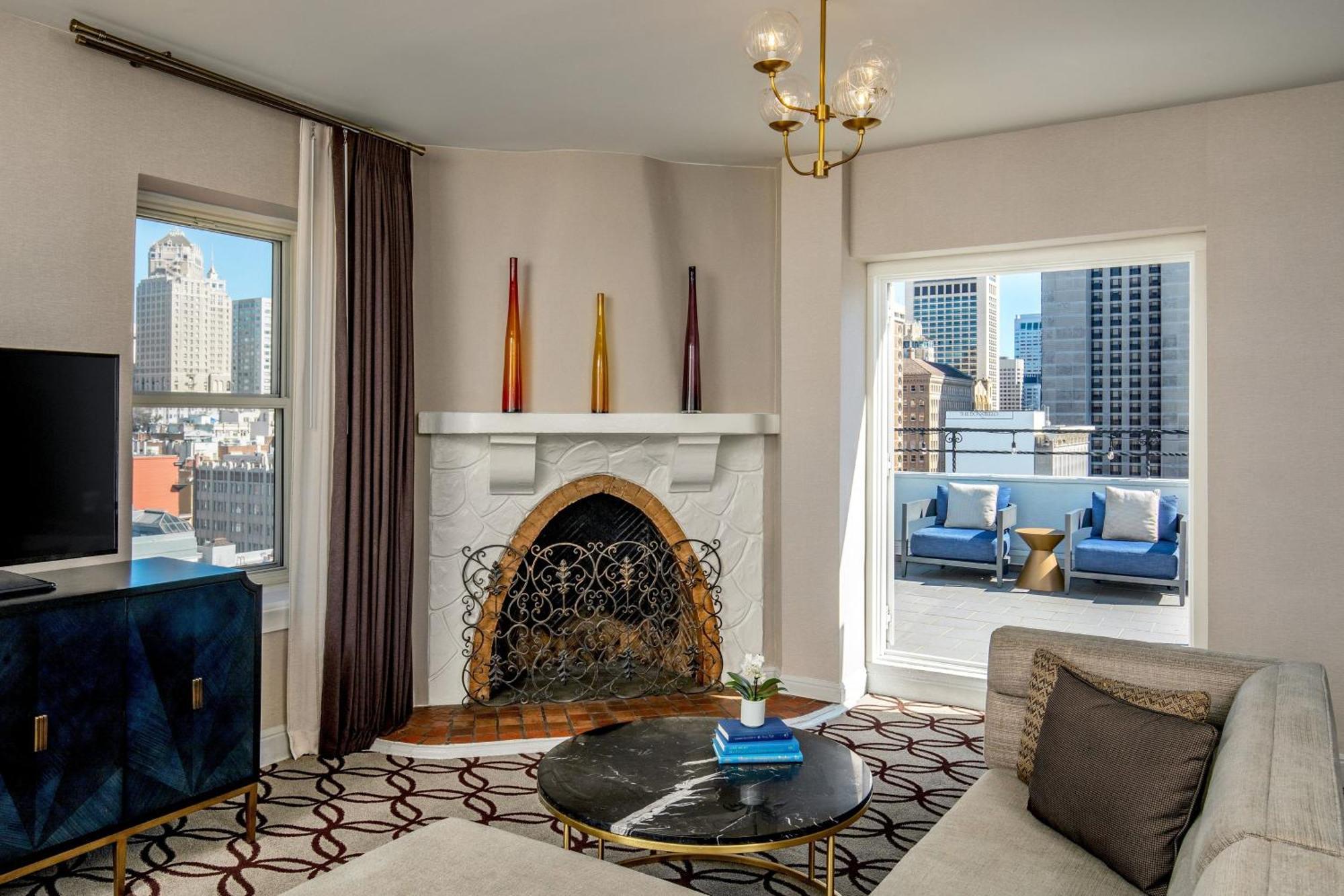 Suite Samuel con 1 dormitorio, 1 cama extragrande, balcón y vistas al perfil urbano