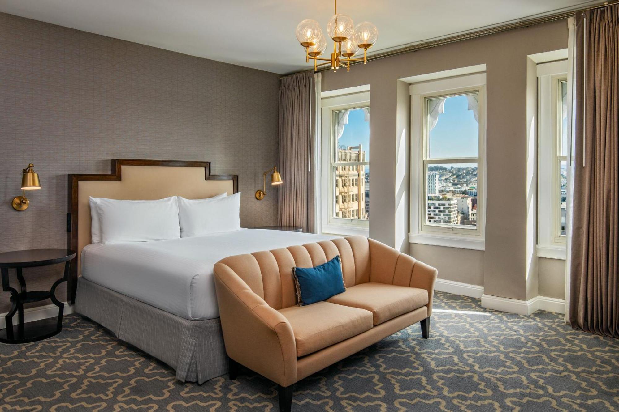 Suite Stone con 1 dormitorio, 1 cama extragrande y vistas al perfil urbano