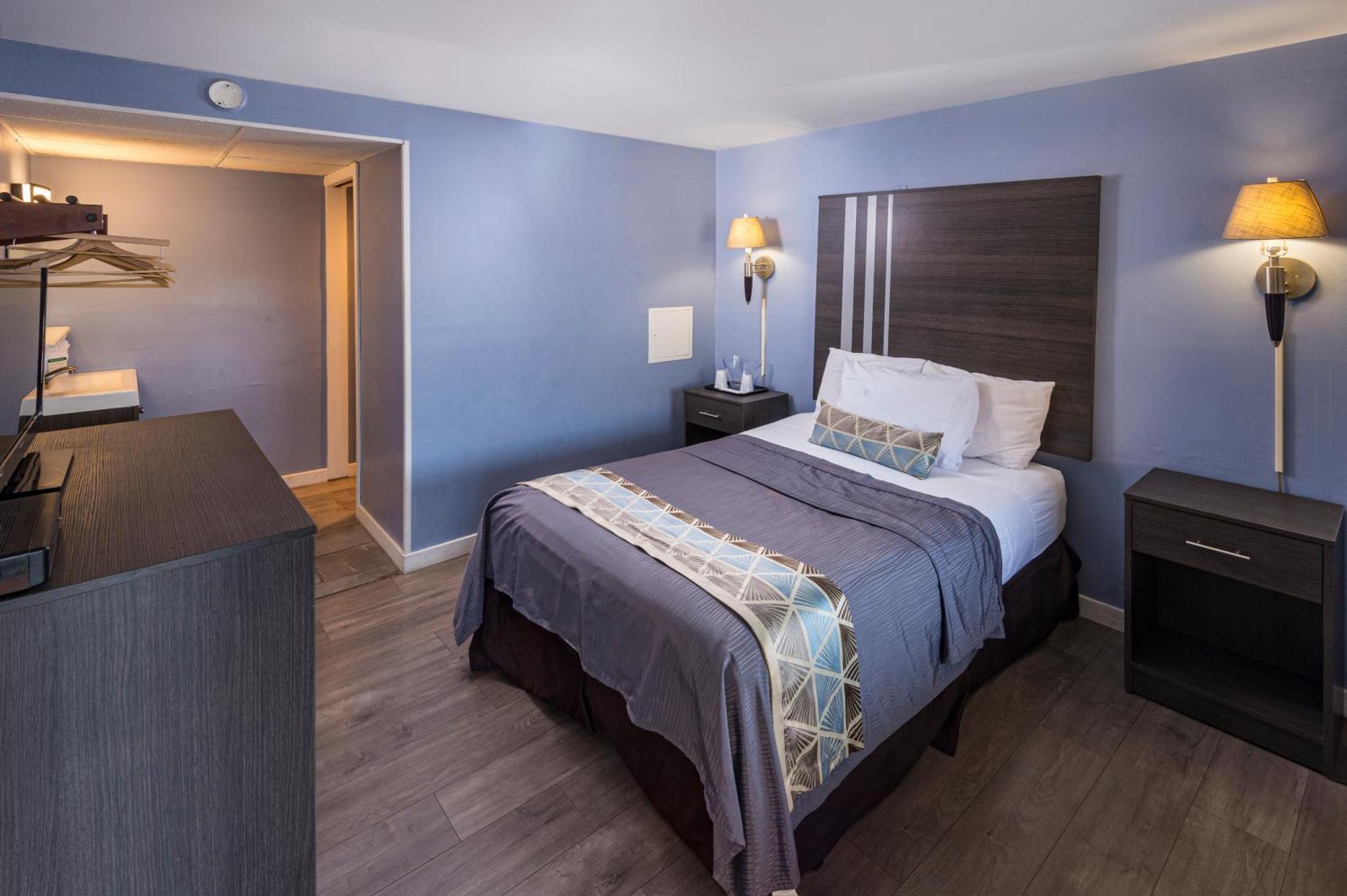 Deluxe Room (2 Adults + 1 Child)