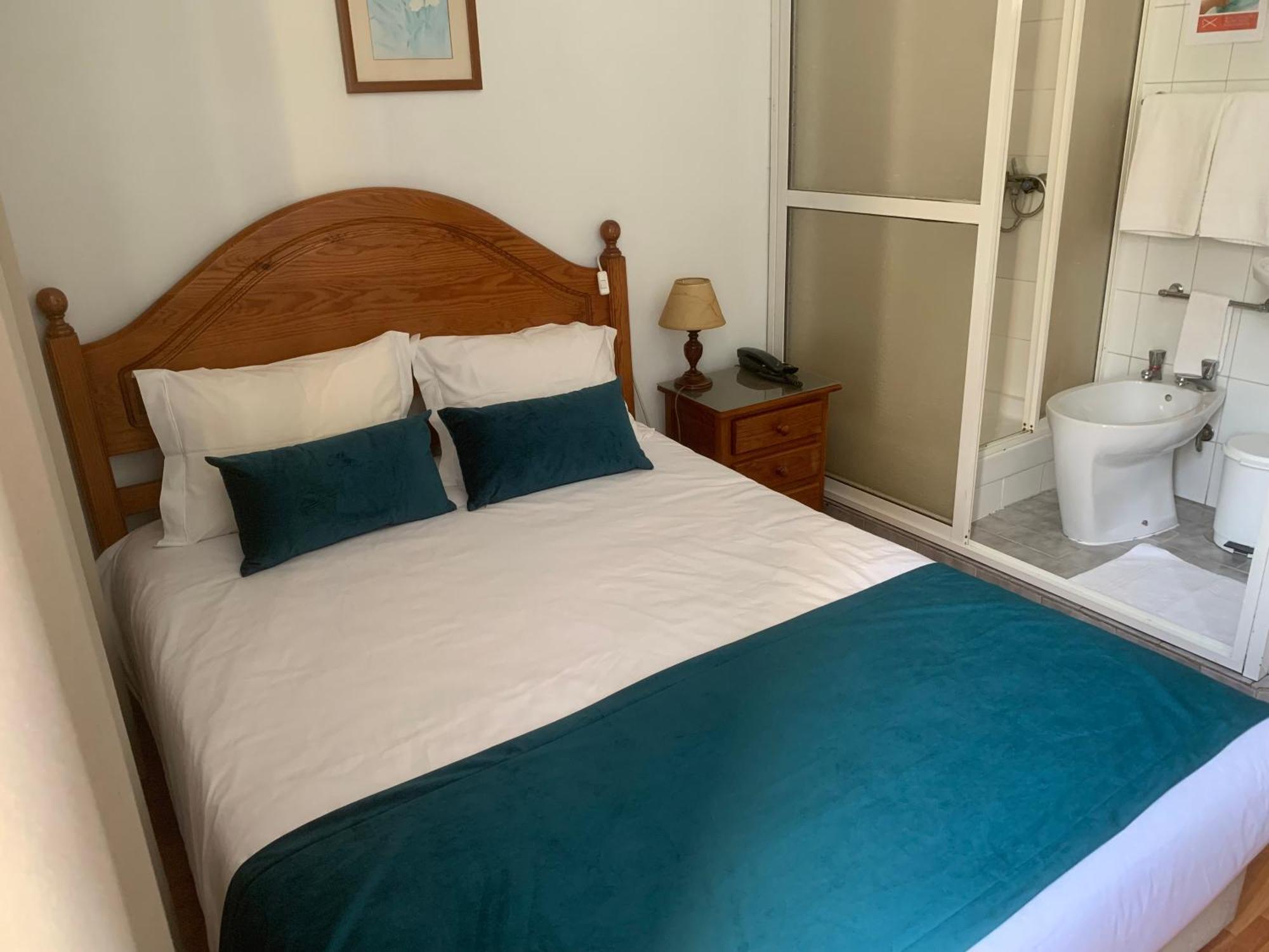 Quarto Duplo com Casa de Banho Partilhada e Duche Privado