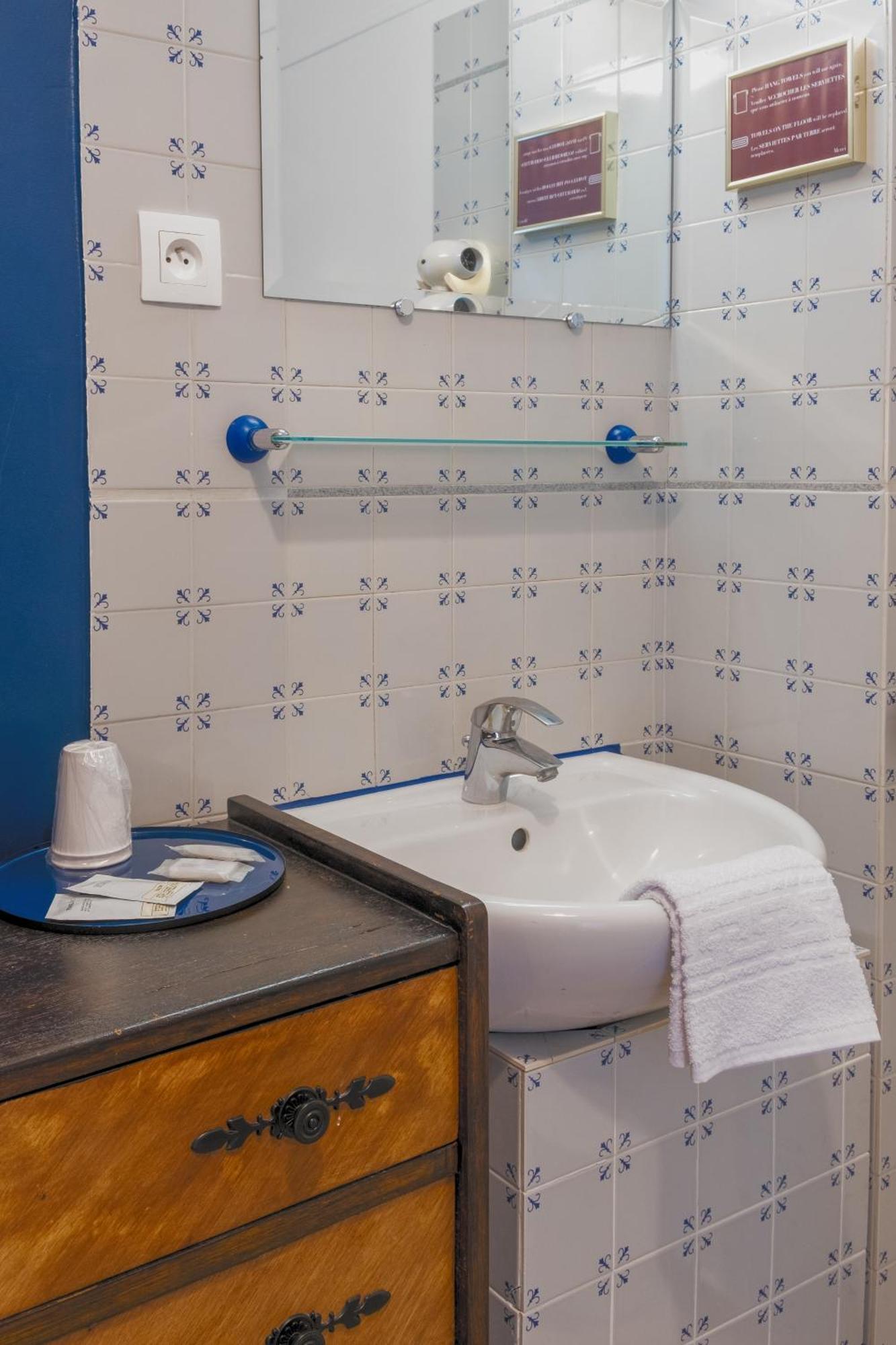 Quarto Triplo com WC Privativo (Chuveiro Partilhado no Mesmo Piso)