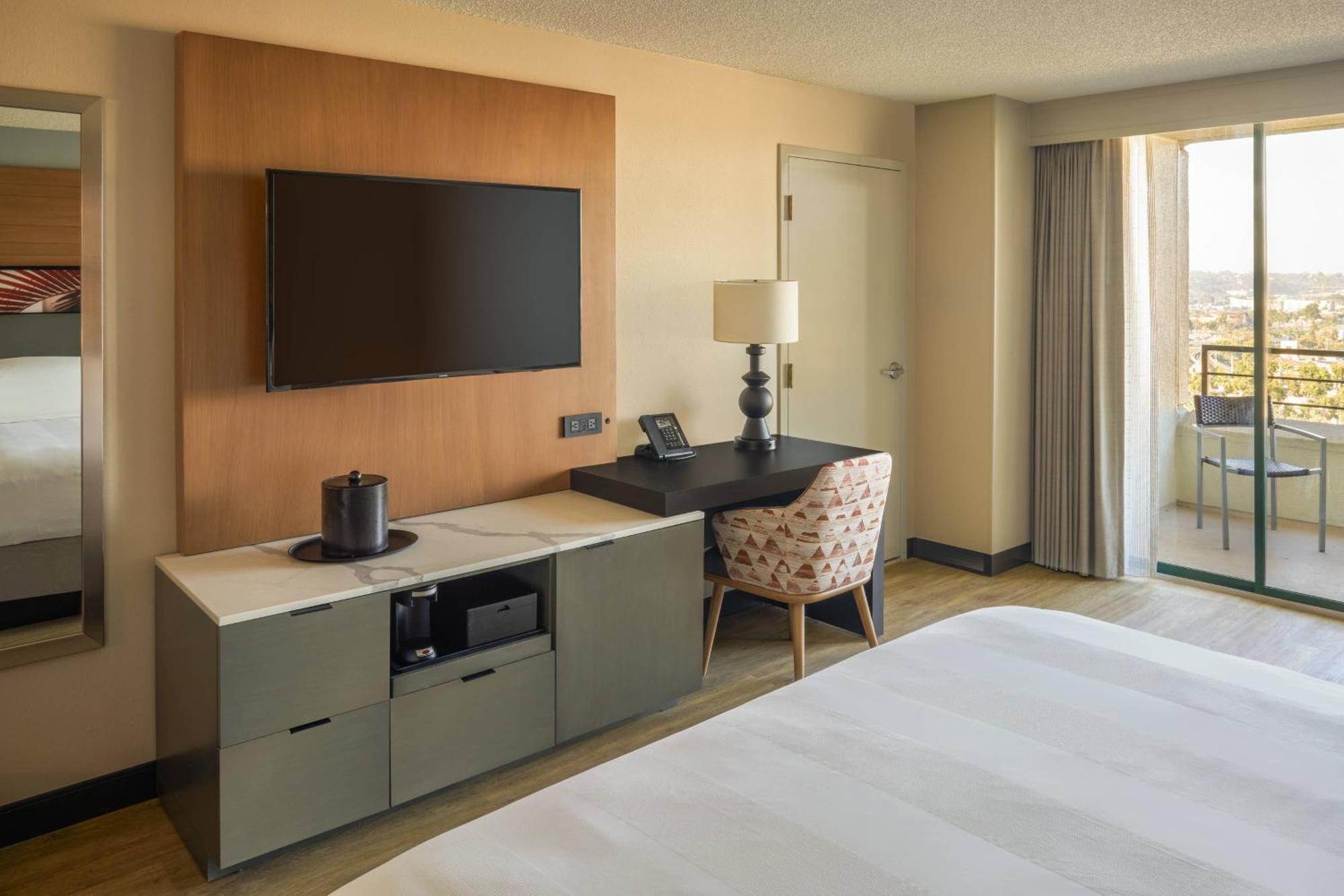 King Room with Balcony and City View,1580177821:JPEG