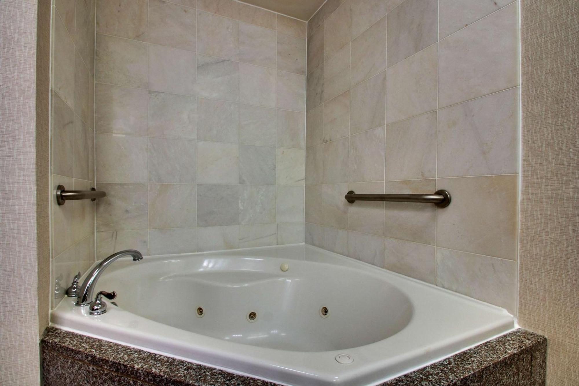 Deluxe King Room with Spa Bath