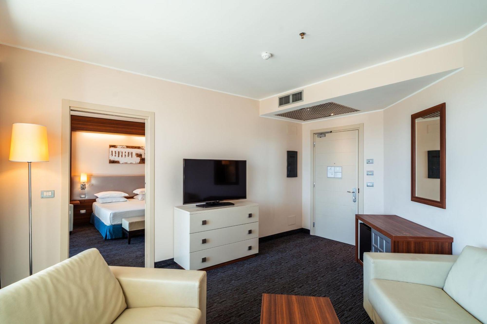 Suite mit 1 Schlafzimmer mit Kingsize-Bett, Schlafsofa, Balkon und Hafenblick