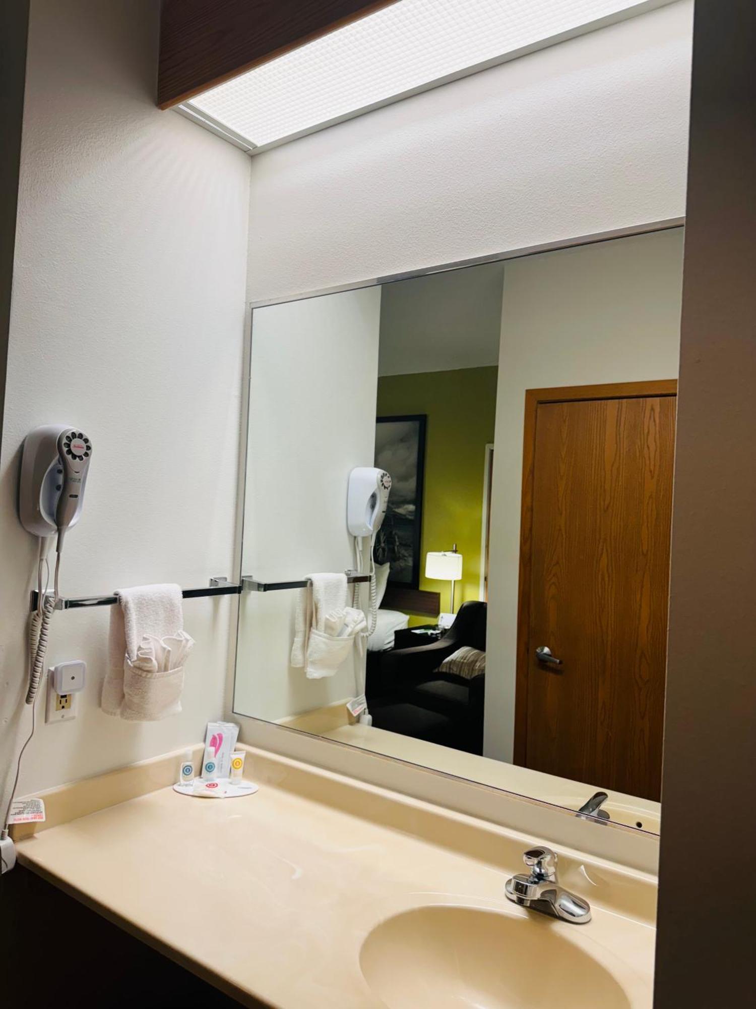 Deluxe King Suite with Spa Bath - Non-Smoking