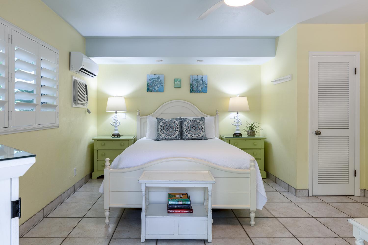 Zimmer mit Queensize-Bett und Gartenblick