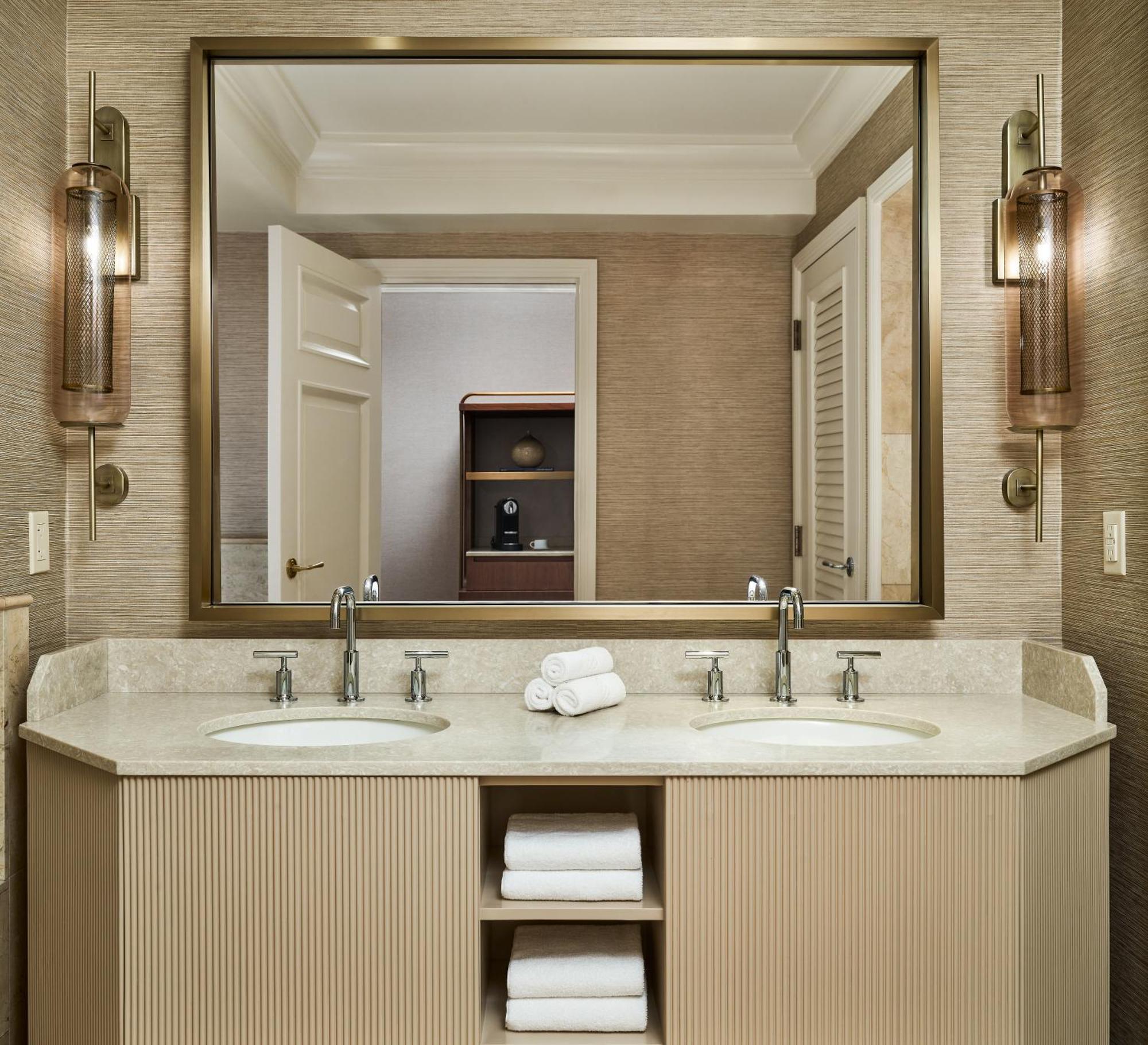 Queen Room City View Tub Mobility Hearing Accessible,1609724251:JPEG