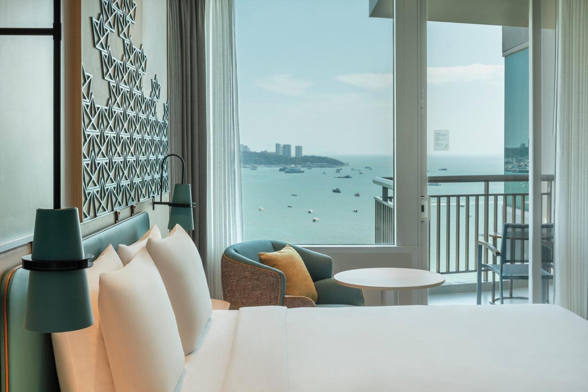 Standard King Room Pattaya Beach view Bay Tower