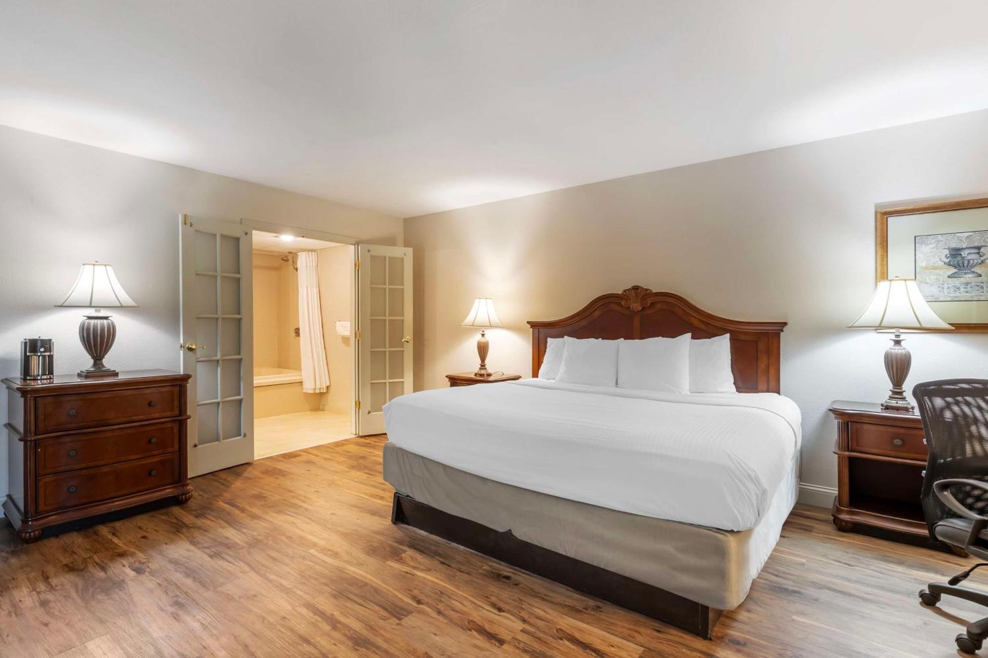 Business Suite with Spa Bath - Non-Smoking