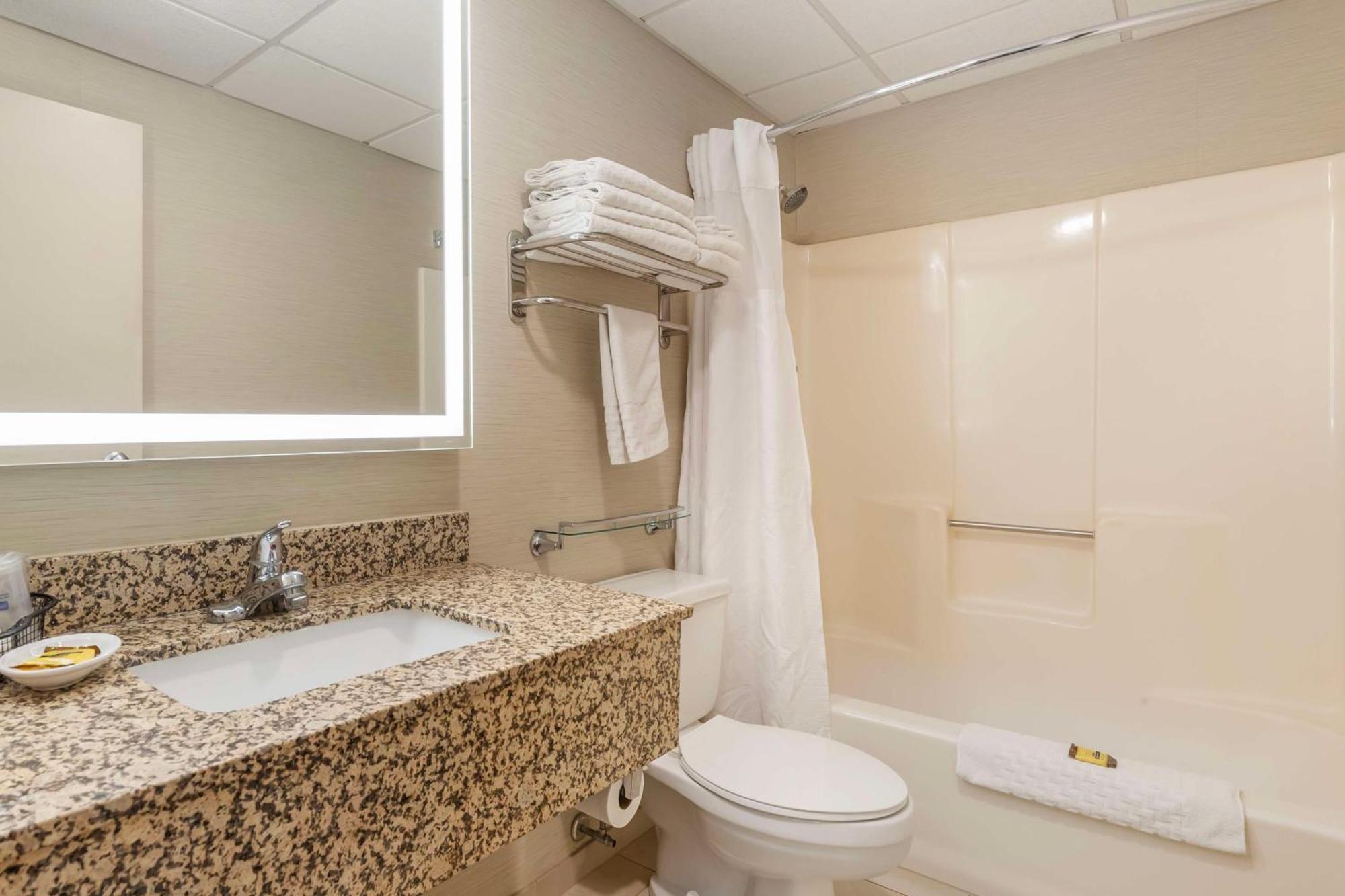 Business Queen Room with Two Queen Beds - Pool View/Non-Smoking