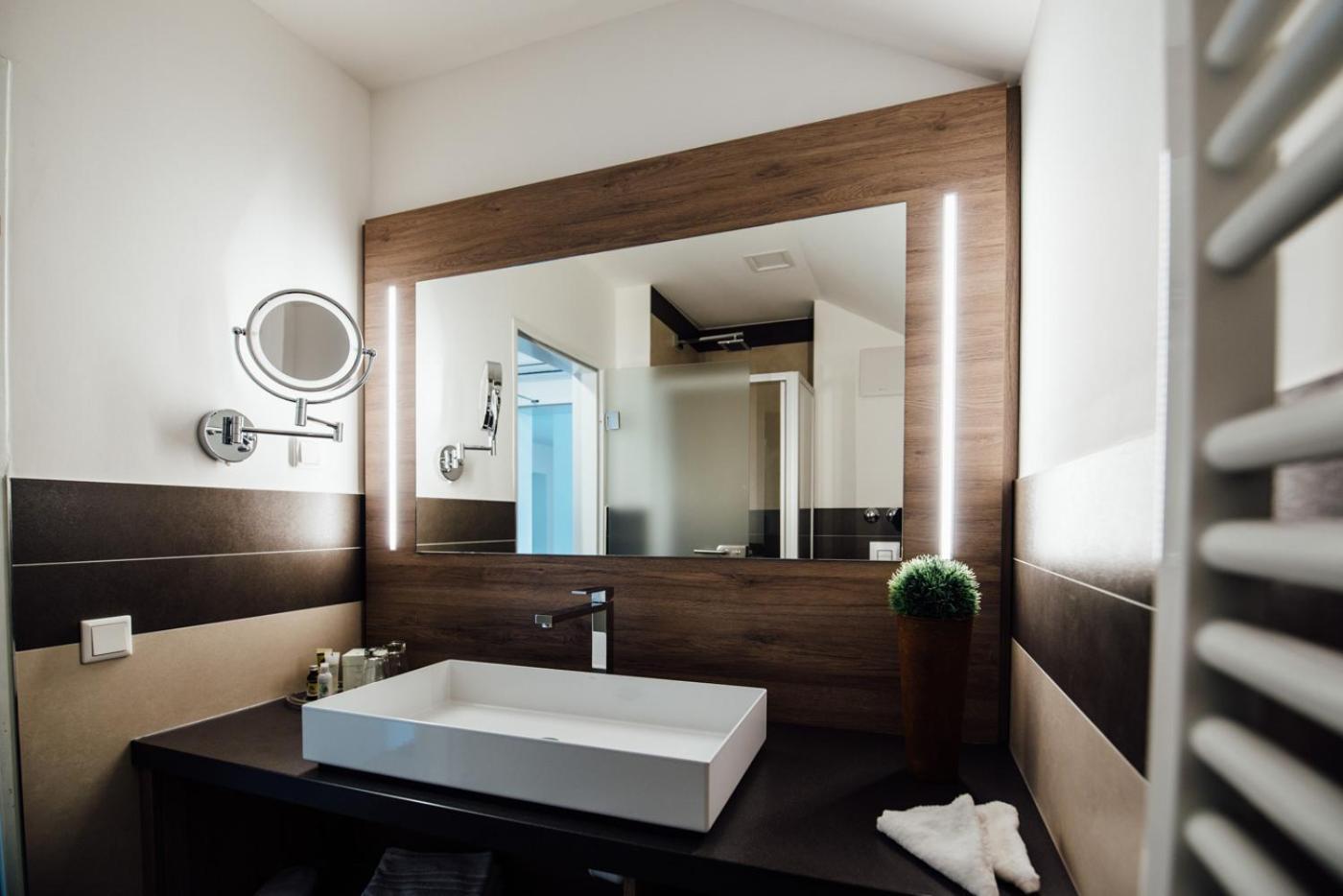 Deluxe Double Room with Balcony,1588032884:JPEG