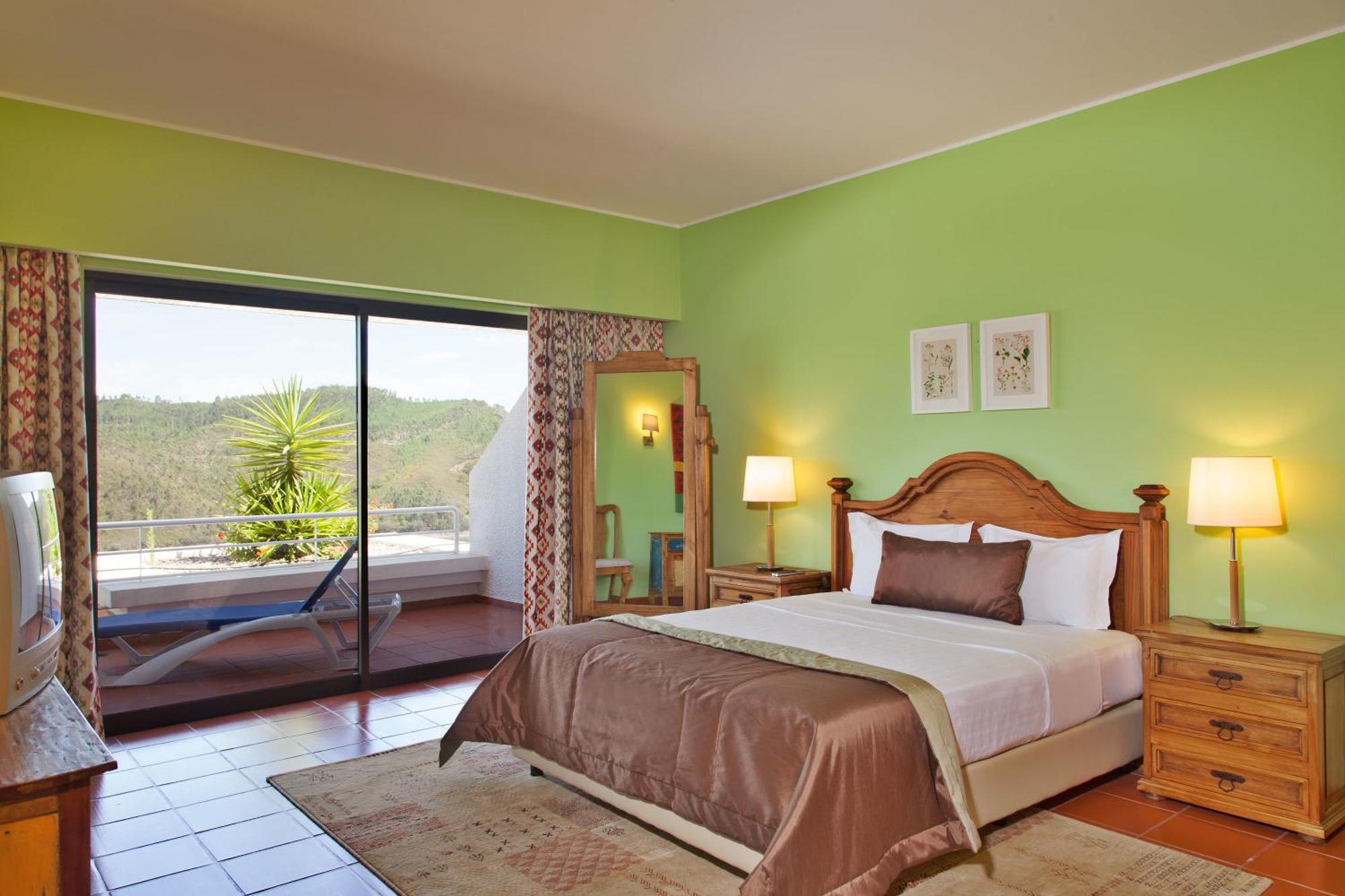 Superior One-Bedroom Apartment with Lake View,1588127433:JPEG
