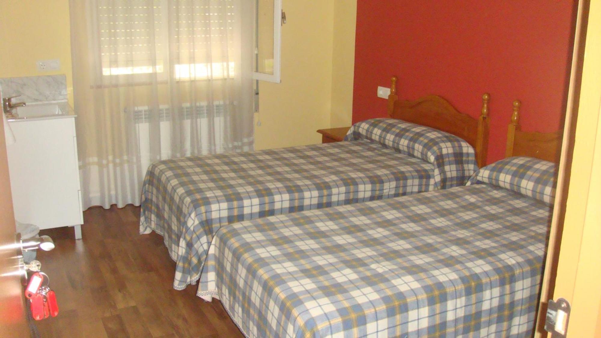 Twin Room with Shared Bathroom,1588221588:JPEG