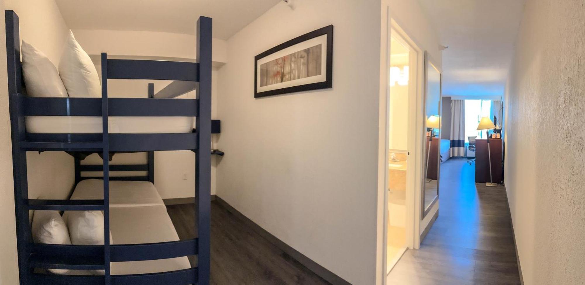 Quarto Familiar com 2 Camas Queen-size e Beliche