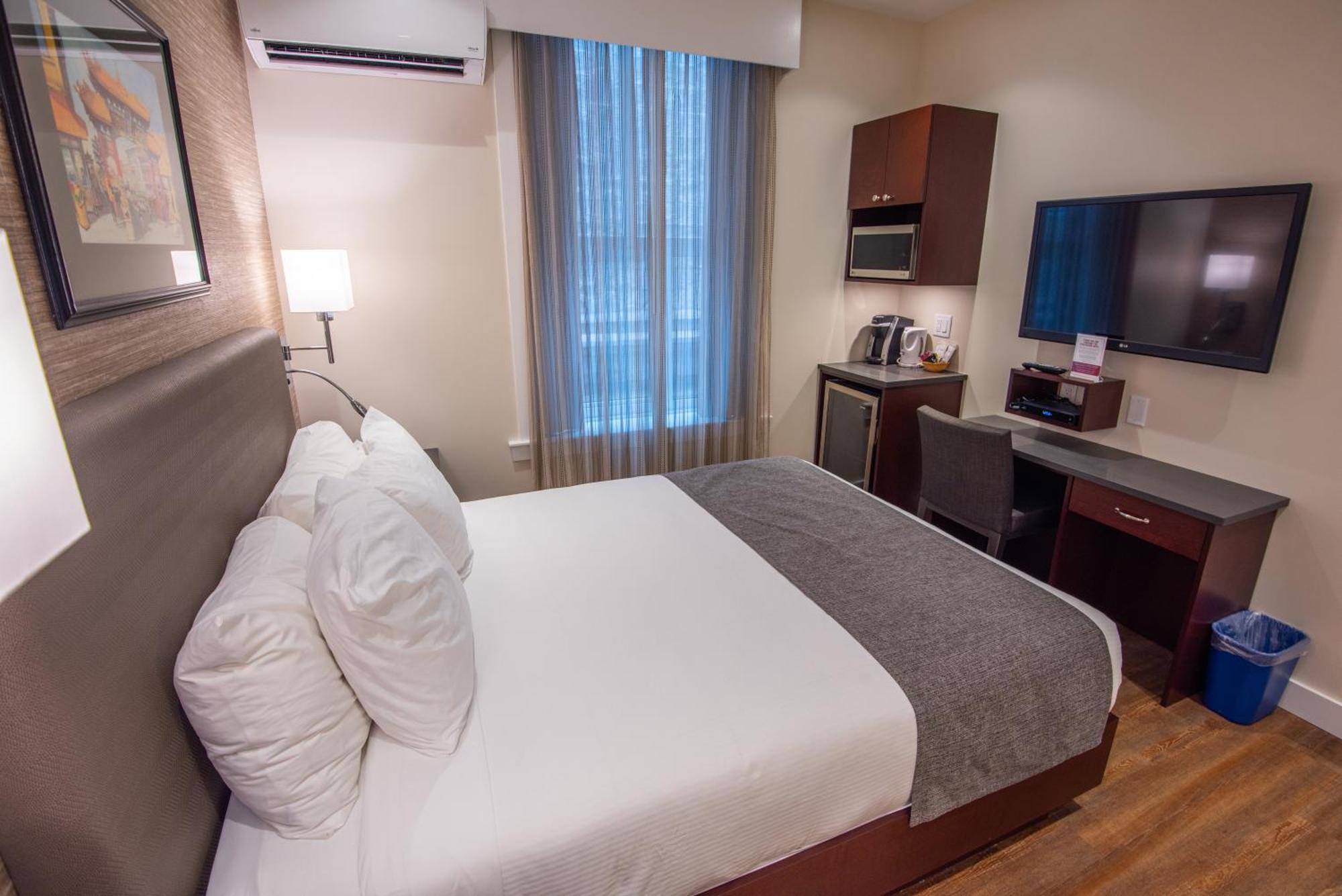 Chambre Lit Queen-Size - Récemment Rénovée