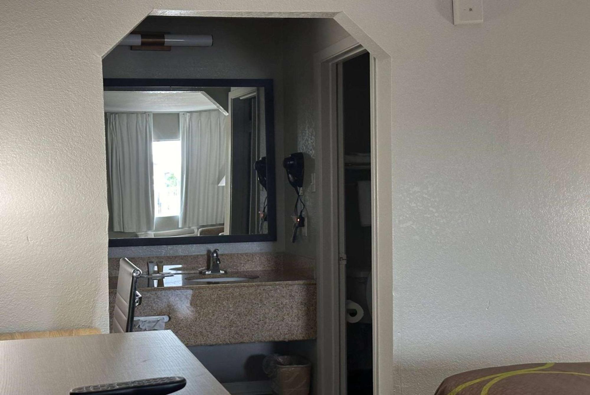 King Room - Non-Smoking