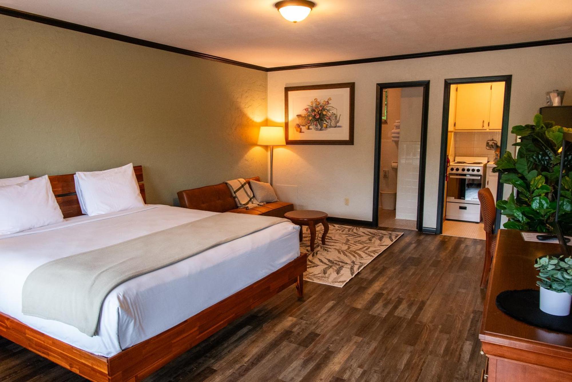 King Room Pool View