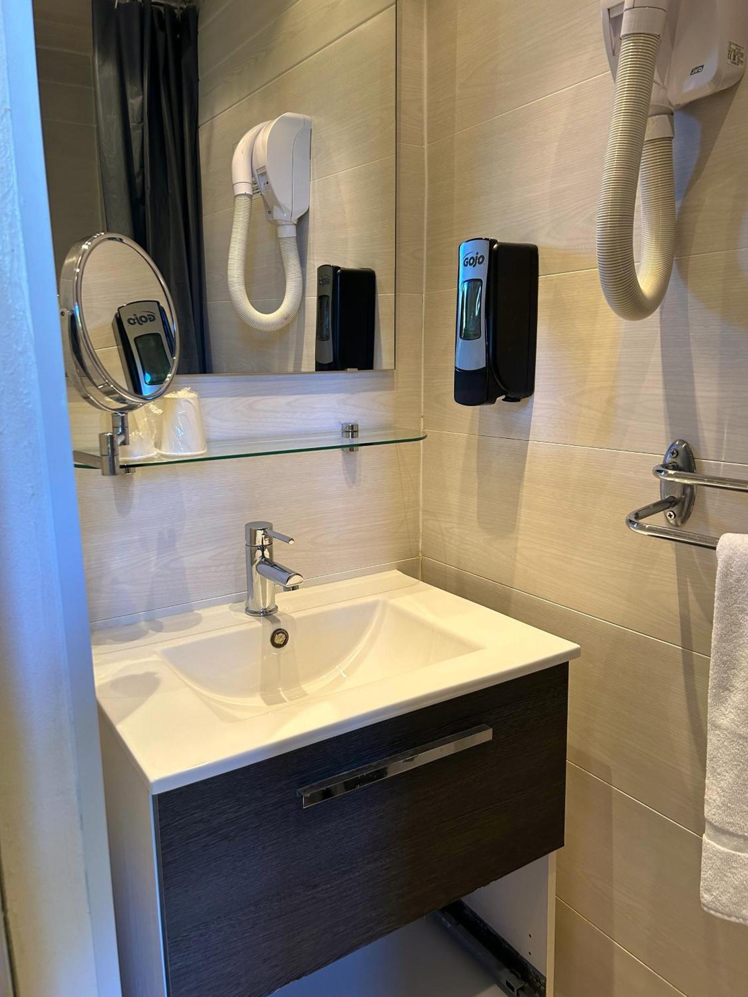 Twin Room,1591524498:JPEG