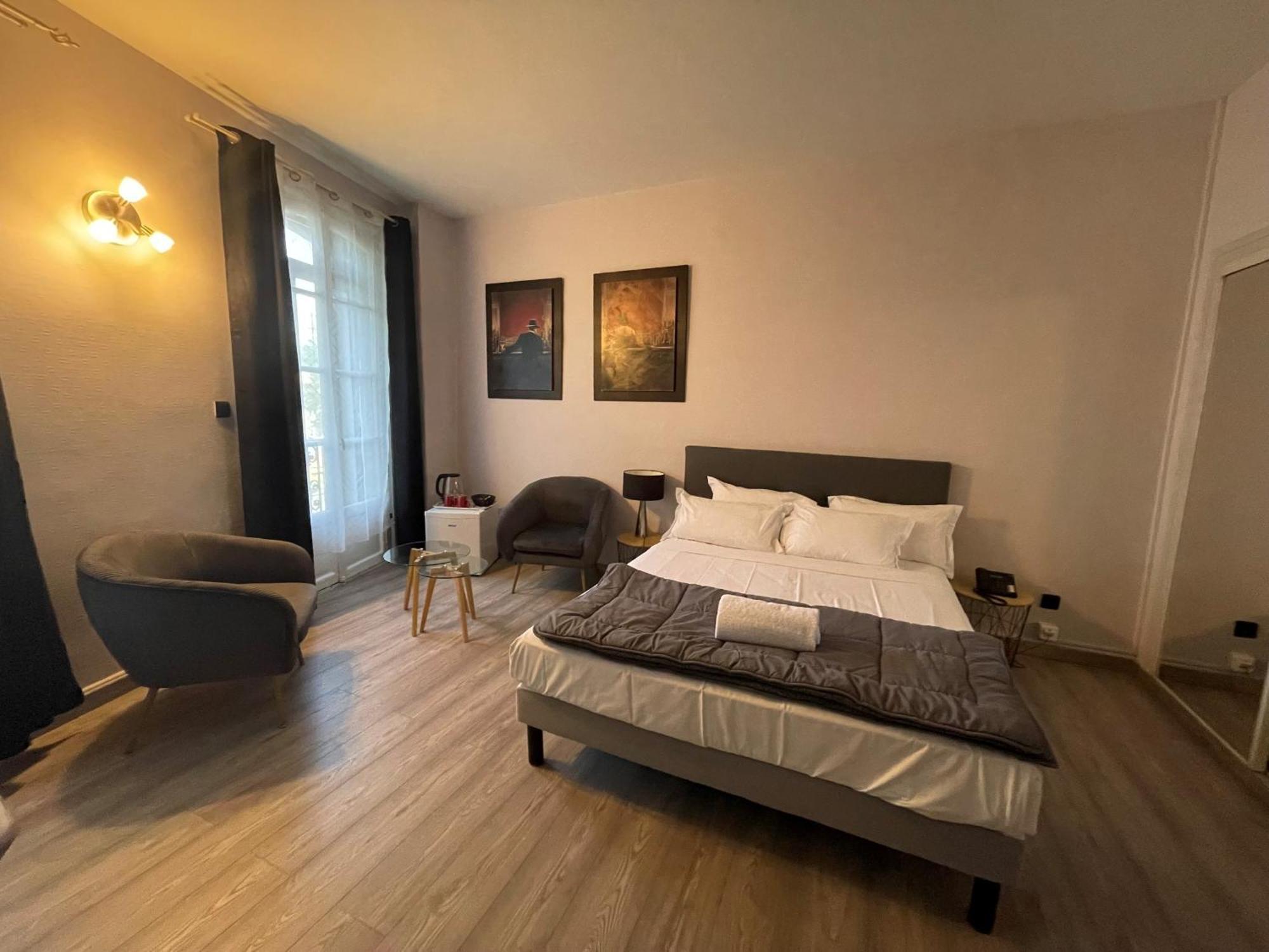 Habitación con cama extragrande.
