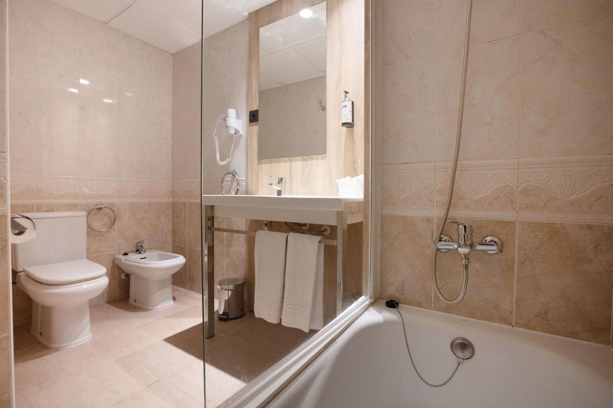 Habitación Estándar con vistas a la piscina (2 adultos + 1 niño)