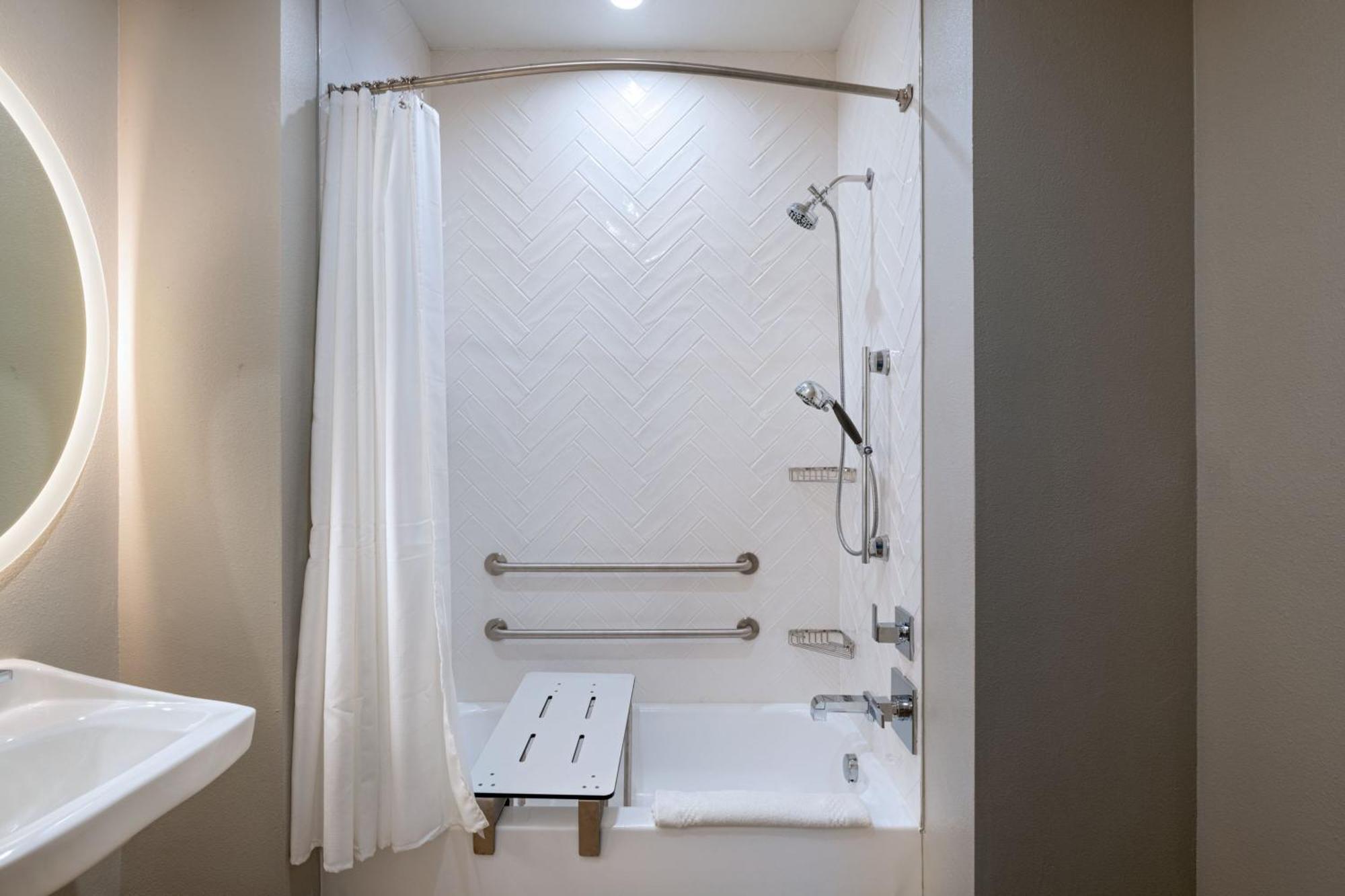 One-Bedroom King Suite with Sofa Bed and Adapted Tub - Mobility and Hearing Accessible