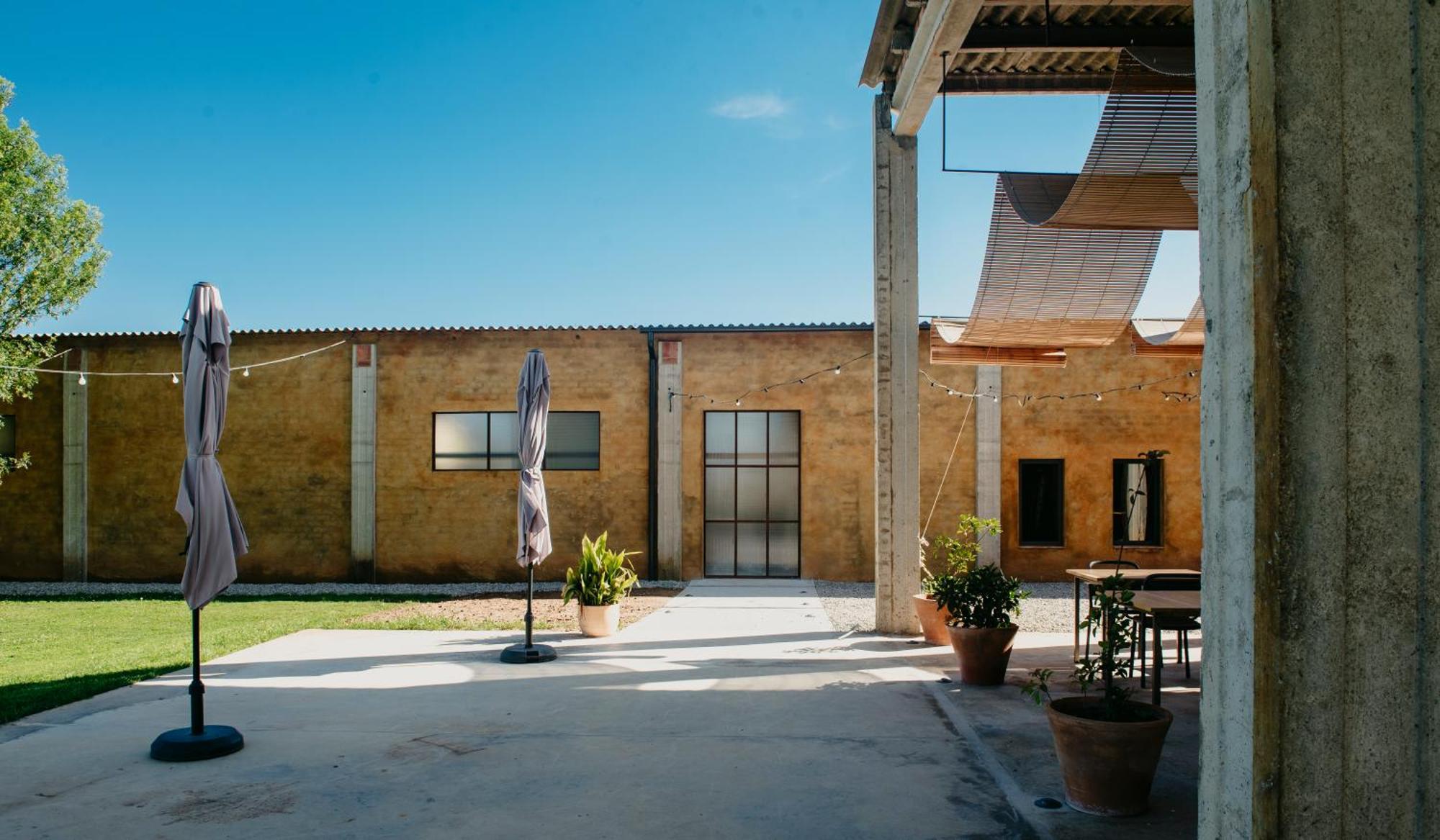 Habitación Doble en el Corral. Adaptada para personas con discapacidad. Con terraza y vistas al jardín.