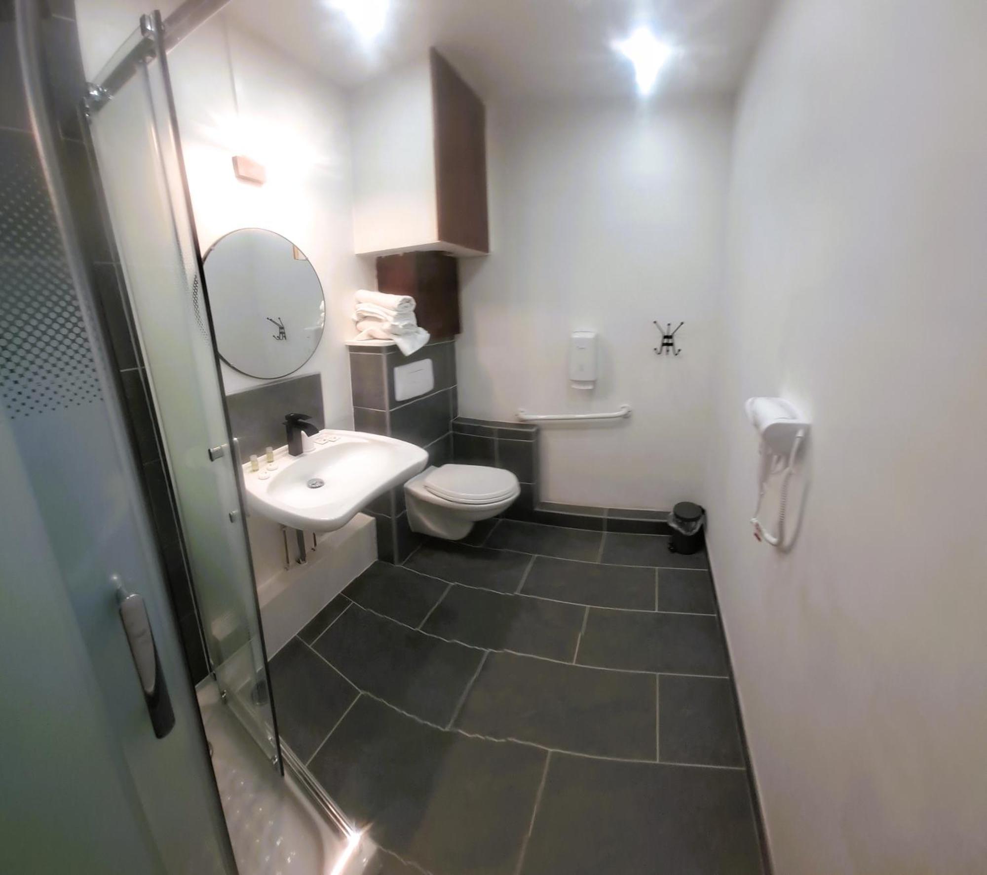 Chambre Triple - Accessible aux Personnes à Mobilité Réduite