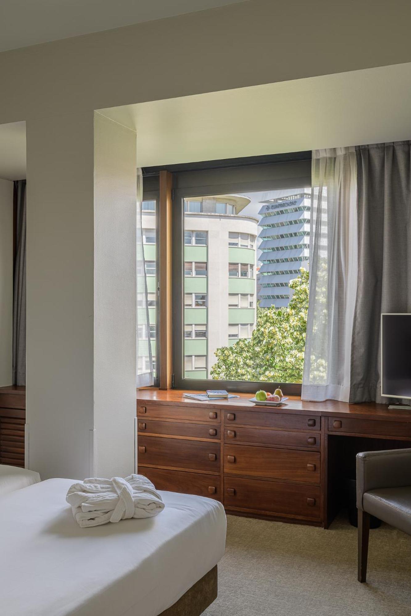 Quarto Clássico com Cama de Casal ou 2 de Solteiro
